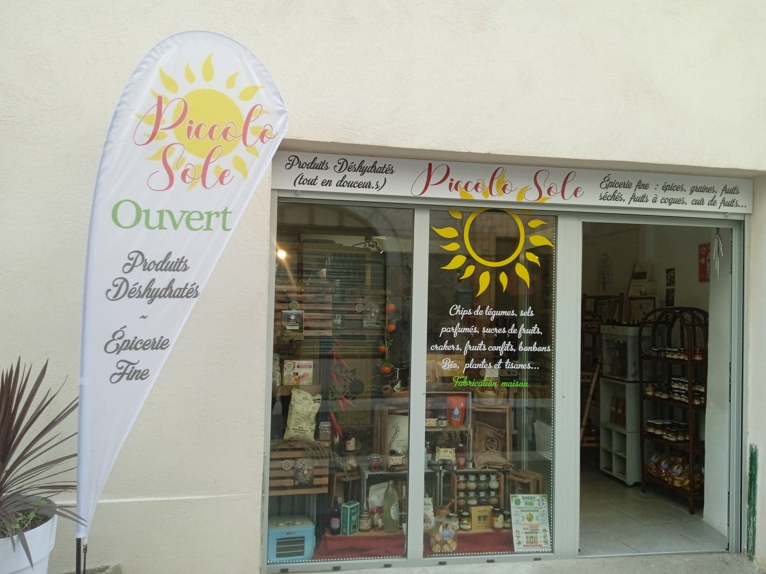 Piccolo Sole est une petite épicerie fine qui propose un grand nombre de produits locaux ainsi qu'une palette de produits fins et éthiques. Vous y trouverez de bonnes confitures de châtaignes, confiseries traditionnelles, des épices, du chocolat, ...

Vous retrouverez ici des idées cadeaux et souvenirs gourmands, ou encore des produits originaux tels que les tablettes de fruits, aussi des confitures, confiseries, tartinables, fruits séchés, macarons et autres biscuits secs & des productions traditionnelles comme les chocolats Malakoff fabriqués en Lozère...des confitures de châtaignes et sirops produits à St Jean du Gard, des cadeaux souvenirs des Cévennes (Mugs, sacoches, tabliers, …). De nombreuses spécialités régionales telles que la brandade de morue, cuisine aux cèpes, terrines, et autres produits artisanaux ainsi qu'un large choix d'épices et de thés de qualité. 
Saint Jean du Gard est un village très touristique.
Opportunités de développement. Potentiel élevé.
Ce village touristique bénéficie d'attractions comme le petit train à vapeur, le musée Maison Rouge, ses marchés, ainsi que des campings et des gîtes. Il offre également un accès à la rivière pour la baignade, la bambouseraie d'Anduze et des grottes à explorer. De plus, c'est le point d'arrivée de la randonnée du chemin de Stevenson (GR70).

75 Grand rue 30270 St Jean du Gard
Ouvert du lundi au samedi 10h - 12h30  / 15h - 17h

Vidéos de présentation : https://www.youtube.com/watch?v=zFFQ_uC3Bc8
https://www.youtube.com/watch?v=_JsT5QjHK1w&t=1s 
https://www.facebook.com/100078483530281/videos/1251068435835648

Page Facebook : https://www.facebook.com/profile.php?id=100078483530281