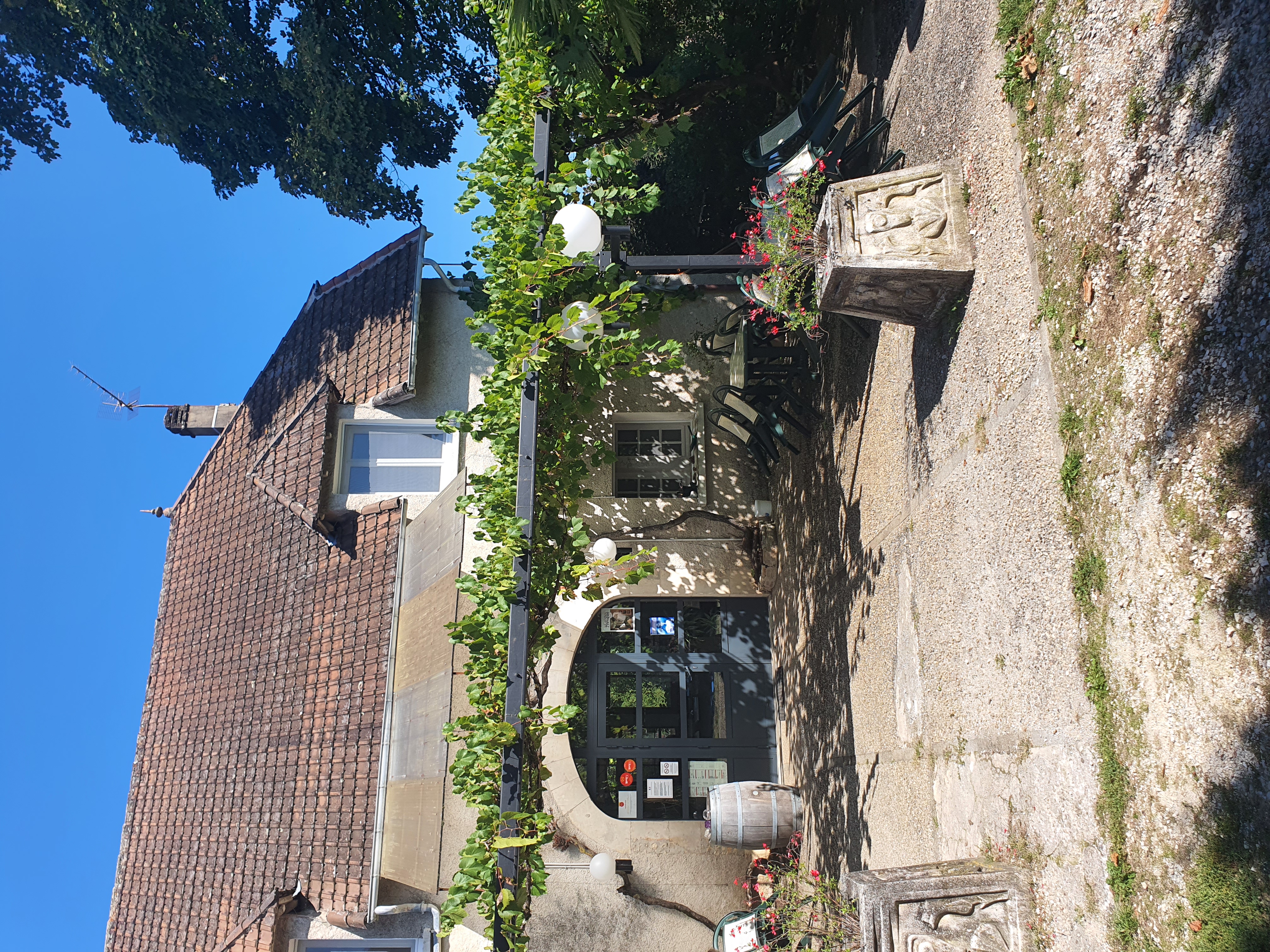 Opportunité : Cession de Fonds de Commerce – Restaurant routier 

Emplacement privilégié | Clientèle fidèle | Potentiel de développement

Situé à Lachapelle-Auzac (46), aux portes de la vallée de la Dordogne et à proximité immédiate des axes touristiques majeurs du Lot et de la Dordogne, ce restaurant routier est prêt pour écrire une nouvelle étape de son histoire.

Points Forts de l'Établissement :
- Emplacement Stratégique : Situé sur l’ancienne nationale 20, bénéficiant d'une excellente visibilité et d'un accès facile (proximité A20).
- Capacité d'accueil : Belle salle de restauration chaleureuse d’une quarantaine de couverts et vaste terrasse ombragée, idéale pour la saison estivale.
- Outil de travail : Cuisine professionnelle entièrement rénovée en 2021, entretenue et prête à l'emploi immédiatement. Aucun travaux majeurs à prévoir.
Le restaurant est également équipé d’une douche et d’une toilette aux normes PMR.
- Stationnement : Plusieurs grands parkings privés facilitant l'accueil des individuels, des professionnels (camions) et des groupes (autocaristes).
- Appartement inclus : Un grand appartement de 3 chambres se trouve au-dessus du restaurant.

Caractéristiques Techniques :
- Type de bail : Commercial 3/6/9.
- Loyer : 1 200 € / mois (restaurant : 700 € + appartement : 500 €)
- Prix de cession : 80 500 €