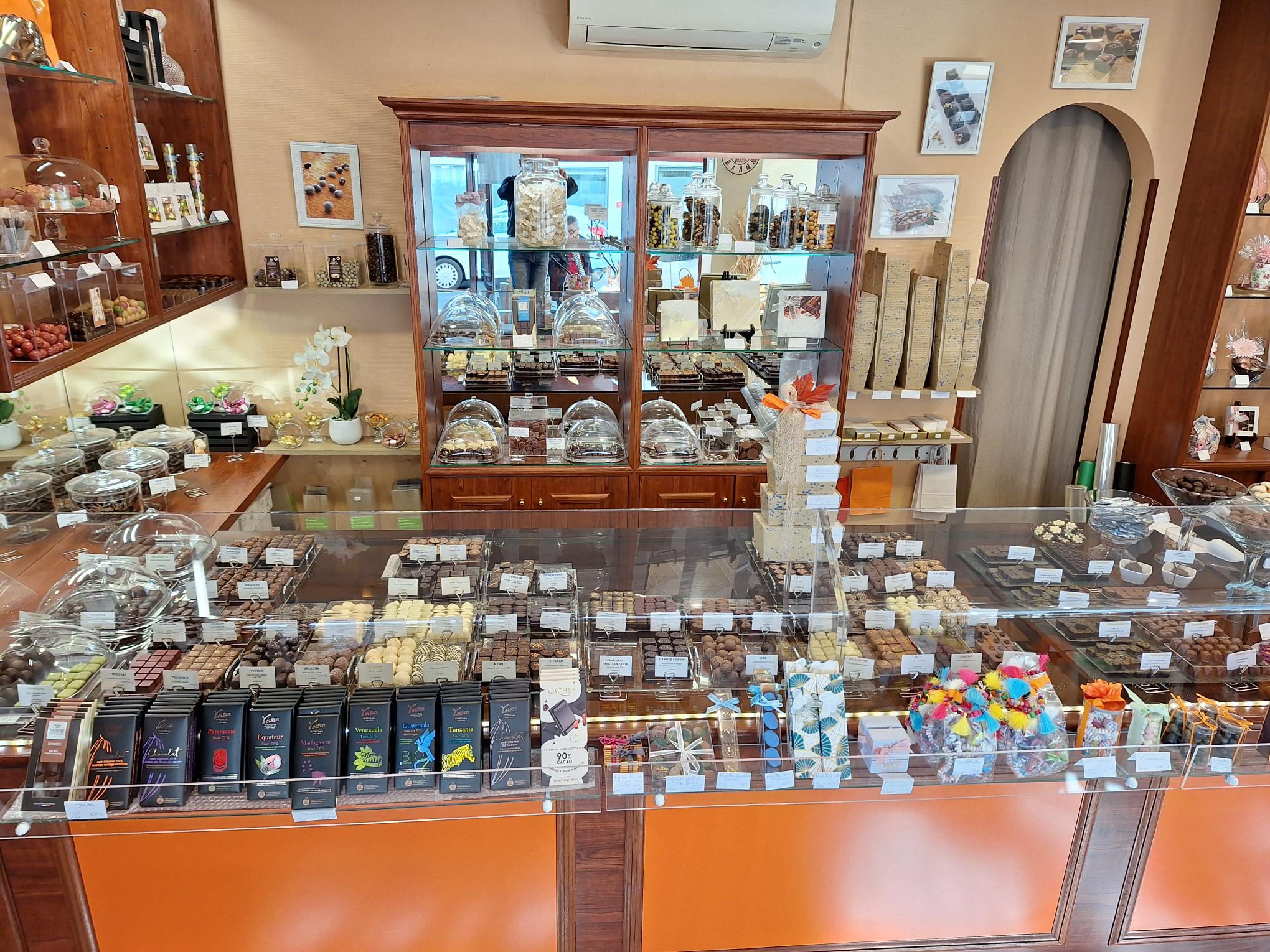 Chocolaterie et confiserie depuis 30 ans dans le centre ville'  d'une ville touristique de Charentes Maritime.
Articles de décoration, site internet, clientèles fidèles. 
Chocolaterie crée en 1986.

Vente Fond de commerce............106.000 euros 
Stock a déterminer.

ACTIVITÉ TOUT AU LONG DE L ANNÉE

CA 2024/2025..............121000 euros
Loyer............................1000 Euros/mois

Cartes de fidélités ; Associations; Entreprises C.E.(fin d'année).
PASSTIME ( application pour bénéficier réductions).

Chocolats Belge 80%, 
Chocolats Français 20%
Dragées Médicis
Confiserie  
Objet décoratif saisonnier 

POTENTIEL DE DÉVELOPPEMENT
Développement de la boutique en ligne.
Création d'un espace salon chocolat chaud, café, thé.
Vente de glaces en été