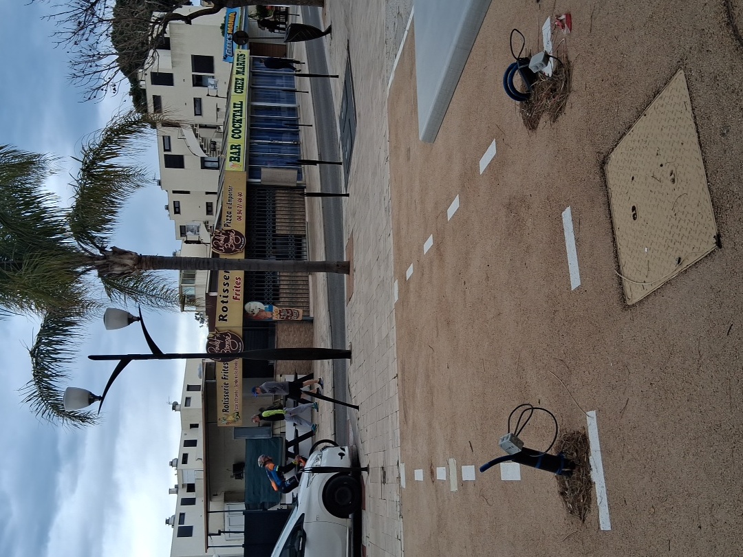 Pizzeria situé dans la rue commerçant du quartier de la faviere a bormes les mimosas 
Ca en progression 56k en 2024 80k en 2026
Travaux récents électricité plomberie neuve 2025
Local neuf
Vous bénéficiez d une terrasse de 12 couverts non soumis au taxe mairie intérieure 12 couverts 
Entièrement équipé 
Four morello frv 100 a reprendre en leasing sur 4 ans a 360ttc
Affaire reputer 4.9 sur Google 
La scampia a bormes les mimosas 
Prix 30k plus reprise du leasing