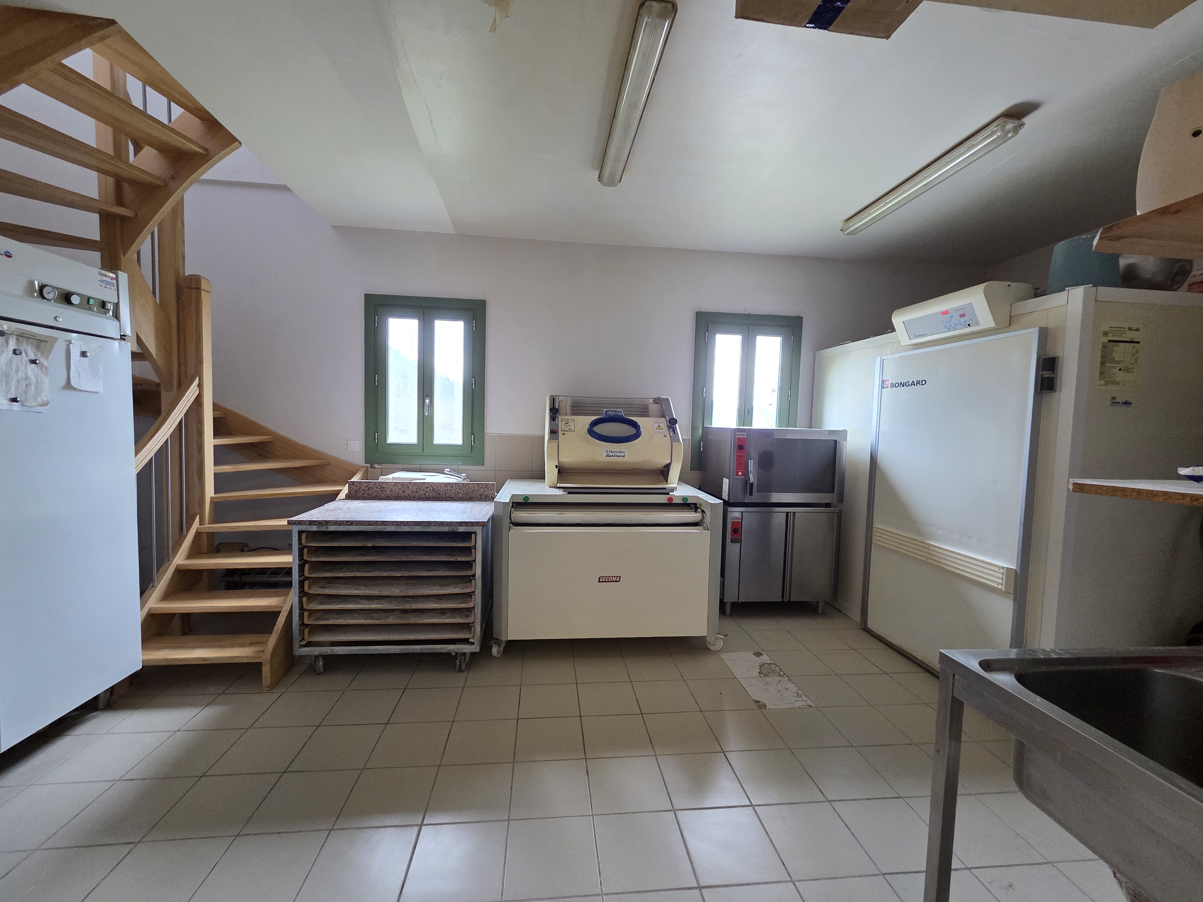 Fournil de 90 m² équipé d’un four fonctionnant au fioul et d’un monte-charge
Complément d’équipements à prévoir : laminoir, pétrin et matériel pour développer la pâtisserie 
Besoin d’un véhicule pour poursuivre la réalisation des tournées
Magasin et cuisine de 90 m².                    
Logement de fonction : appartement duplex de 140 m² entièrement rénové en 2021.
Bail commercial proposé par la commune avec un loyer attractif de 493 € / mois comprenant le logement 
Aucune autre boulangerie dans le village : monopole local assuré. 
Clientèle diversifiée : Habitants du village et résidences secondaires. Touristes et visiteurs du village médiéval. Nombreux hameaux alentour desservis grâce à des tournées déjà existantes, très demandées par la population locale. 
Potentiel de développement sur l’offre en pâtisseries, viennoiseries, snacking (formules midi, salé, sandwichs), glaces artisanales et vente de produits locaux. 
Cession pour changement d’activité.
Dossier de candidature disponible sur demande
Date limite des candidatures fixée au vendredi 27 février 2026