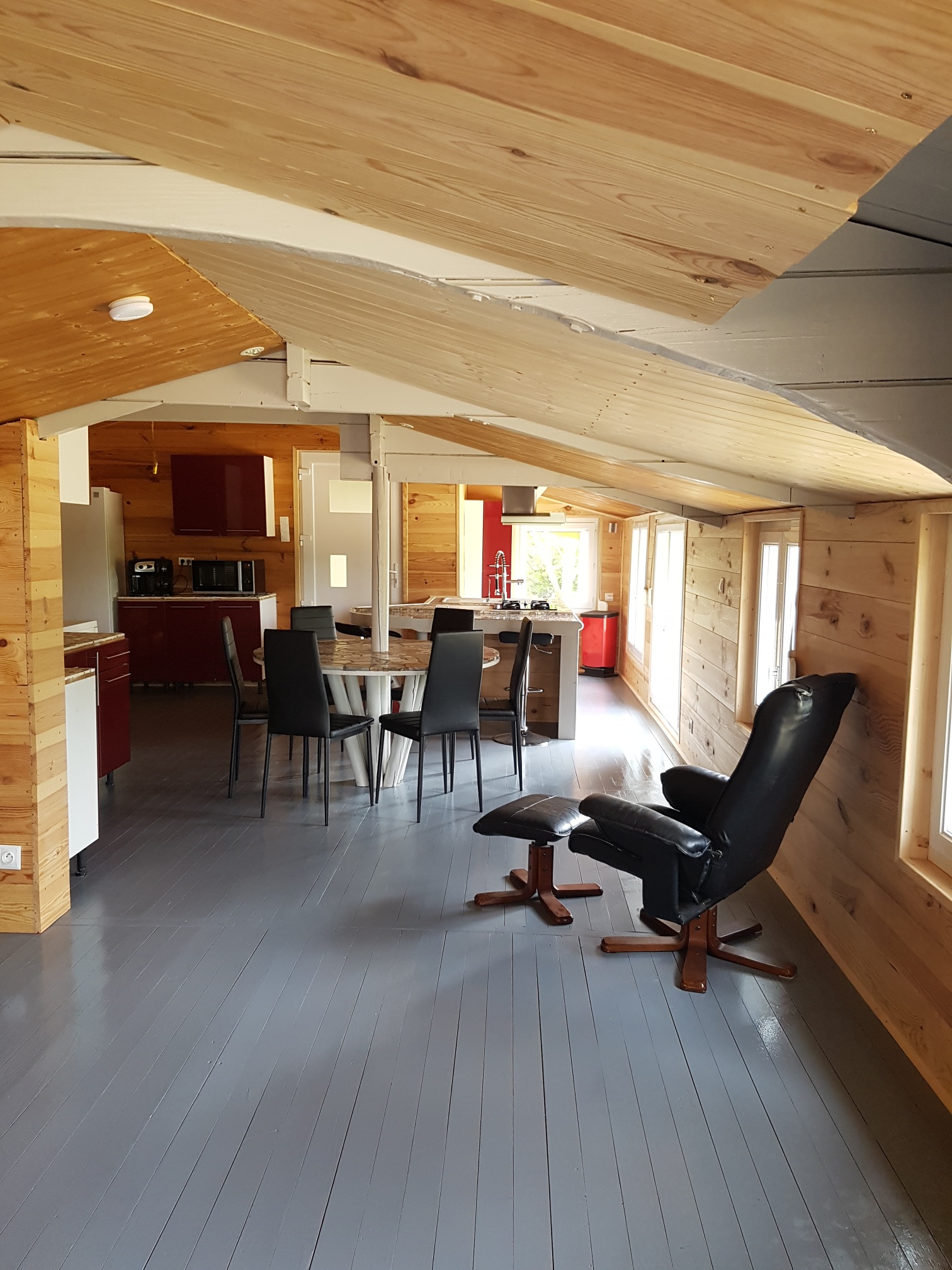 Plongez dans le charme unique de cette propriété en bois d’environ 260 m² habitable (Avec la possibilité d’agrandir via les dépendances), sur un terrain de 3 600 m², offrant un cadre de vie exceptionnel pour ceux qui recherchent la tranquillité et la proximité avec la nature.

La partie habitation principale, chaleureuse et spacieuse, dispose de 5 chambres, idéales pour une grande famille ou pour recevoir des invités. L’architecture tout en bois confère à l'ensemble un charme authentique et naturel, de type chalet de montagne.

La partie habitation secondaire, comprends 3 chambres (Aujourd’hui dédié à des chambres d’hôtes), chacune équipée de sa propre douche, apportant ainsi tout le confort nécessaire pour accueillir vos hôtes, ainsi que d’une grande pièce de vie, idéale pour servir les repas et petits déjeuné.
Les dépendances, aussi toute en bois, se composent d’une partie avec piscine hors-sol et d’un spa (Dans une pièce couverte), d’une salle de sport, et d’une partie « garage », pouvant accueillir 3 voitures, ou alors être transformé en gite.
Cette propriété est située au calme, mais son avantage est de se situer à 35 minutes de la gare de Poitiers, à 20 minutes du Futuroscope, et à 10 minutes de Mirebeau ou vous trouverez toutes les commodités nécessaires (supermarchés, pharmacie, écoles et collège, ...)
Cette petite commune de 400 habitants est un havre de paix qui appelle au calme et à la quiétude.

PS : Cette maison est inoccupée depuis 1 an, donc il faudra prévoir un petit peu d’élagage des haies, et de tonte du terrain.