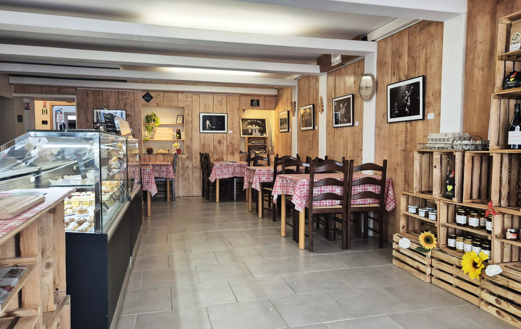 Plus qu'une Boulangerie "La Main à la Pâte" constitue un commerce de proximité incontournable au centre du Village de Labaroche.

Activités diverses autorisées : Boulangerie, Pâtisserie, biscuiterie, salon de thé, petite restauration, Traiteur, pizzeria sur place ou à emporter, cellier des montagnes, vente de locaux conditionnés sous vide, dépôt de paniers de légumes à emporter, point Mondial relais. Licence 1 restauration et vente alcool à emporter.

Bel outil de travail d'environ 200 m2 composé d'une surface de vente accueillante et d'un fournil fonctionnel et bien équipé, terrasse et parkings à proximité. Garage bien utile pour stockage.

Aucun travaux à réaliser car le local a été rénové récemment (60.000€ de travaux en 2022) et il est conforme aux normes incendie et accessibilité PMR.

Opérationnel de suite avec Matériel récent (140.000€ en 2022).

Loyer de 1 455 € /mois + 108 € de prov/charges. Reprise du bail encours (07/2022).

Dernier Chiffres d'affaires HT annuel de 386 000 euros.

Prix affiché : 174 400 € Honoraires Agence Inclus à charge acquéreur. 

Pour tout renseignement ou visite, contacter Karine Maréchal au 06.24.74.88.32