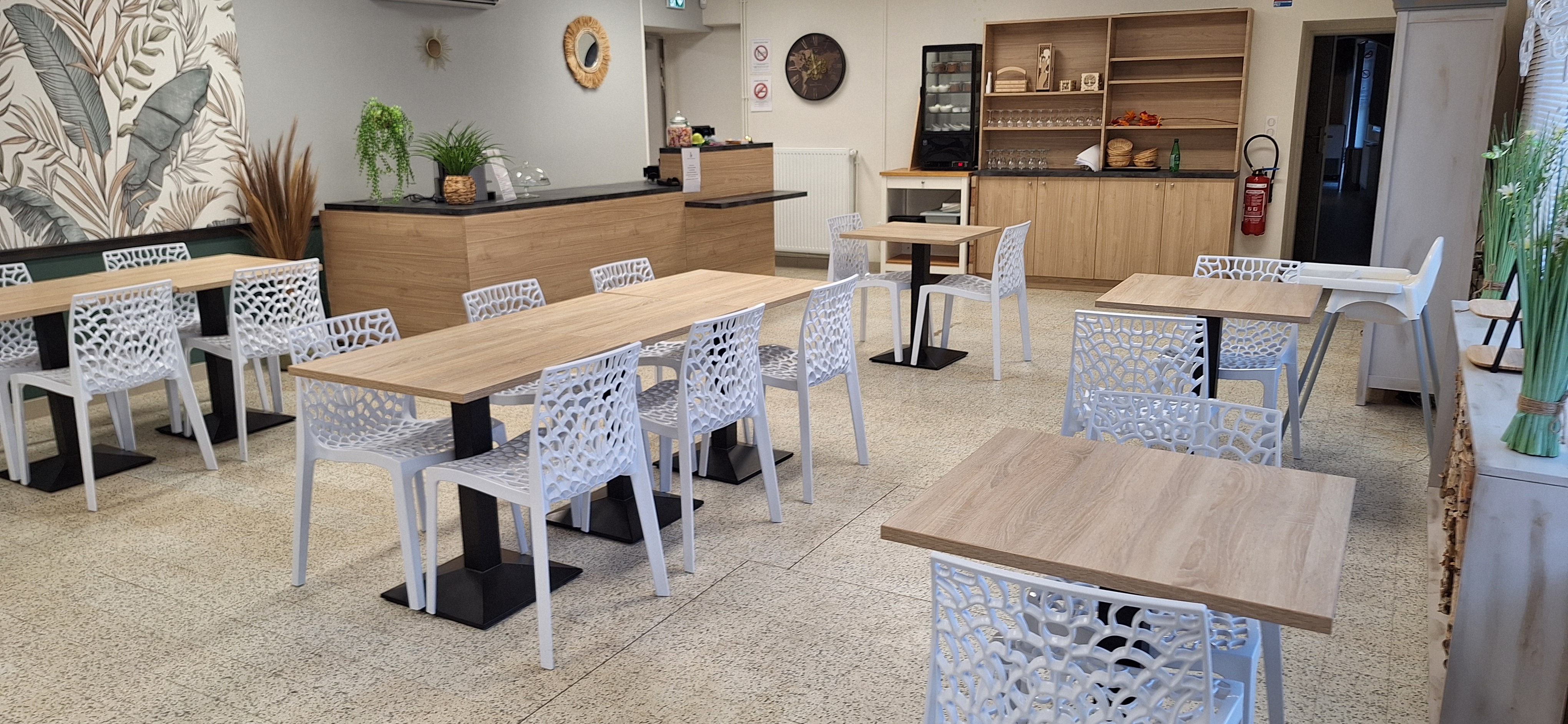 Fonds de commerce a vendre Bar Restaurant épicerie de village avec appartement sdb , 3 chambres , cuisine , salon.

CA en évolution de 30 % par rapport aux anciens gérants.

Les locaux ainsi que le matériel appartiennent à la commune avec mise à  disposition dans le Bail de la licence 4 , ensemble refait à neuf en 2022 et la décoration en 2024.

Loyer : commerce 600 € ht + appartement 360 € ttc.

une salle Bar accueillant 15 personnes .
une salle restaurant pouvant accueillir 30 personnes avec entrée séparée du bar.
une petite épicerie de dépannage avec contrat point poste .
une terrasse extérieure à l'arrière et petite terrasse également devant le commerce avec accord de la mairie pour l'utilisation de celle-ci.
une cuisine équipée pro .
un jardin personnel également disponible .

Potentiel d'évolution sur la partie Bar et épicerie ainsi que la restauration le week-end mais également du traiteur ou mise en place de la FDJ .
Curieux s'abstenir