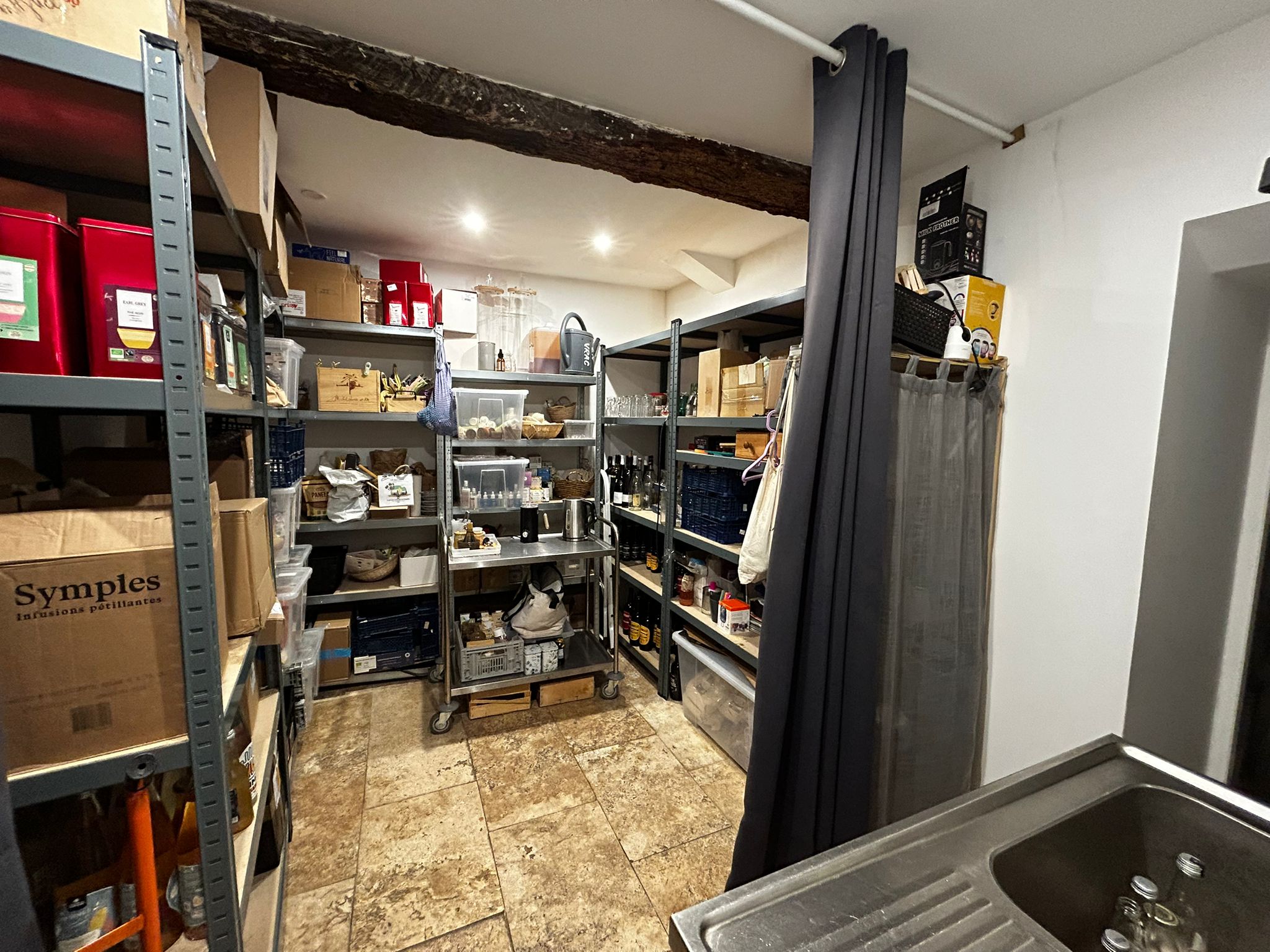 À VENDRE – FONDS DE COMMERCE ÉPICERIE DE DÉTAIL / VRAC – BESSE-SUR-ISSOLE

Belle opportunité pour entrepreneur souhaitant reprendre un commerce de proximité avec une clientèle existante et fidèle.

À vendre fonds de commerce d’une épicerie de détail spécialisée dans la vente de produits en vrac, située à Besse-sur-Issole, en activité depuis juillet 2022.

Le commerce bénéficie d’une clientèle existante et fidèle et d’un local fonctionnel, entièrement équipé et aux normes.

- LOCAL DE 41 M² ENVIRON

Le commerce se compose de :

* 29,60 m² d’espace principal de vente
* 9,20 m² de réserve
* Salle d’eau indépendante
* Local entièrement aux normes
* Climatisation
* Terrasse extérieure
* Licence III existante

- BAIL COMMERCIAL

Le bail repart à zéro pour le futur acquéreur, avec les frais liés au renouvellement à la charge du vendeur.

- Loyer : 600 € / mois
- Redevance mairie pour la terrasse : 100 € / an

- POSSIBILITÉS DE REPRISE

Le fonds peut être repris pour poursuivre l’activité actuelle d’épicerie / vente de produits en vrac, mais également pour toute activité à vocation artisanale, sous réserve des dispositions du bail et des autorisations nécessaires.

- Activités snack, restauration et bar non autorisées.

Il est également possible d’envisager une vente séparée du fonds de commerce et du stock/activité, selon le projet du repreneur.

- PRIX DE VENTE : 55 000 €

Détails du prix et des conditions de reprise disponibles sur demande, notamment en cas de non-reprise du stock.

Renseignements complémentaires et visite sur demande :
- lemagenvrac@gmail.com
- 06 70 45 34 23

Une belle opportunité pour développer un commerce de proximité, une activité artisanale ou un concept original au cœur de Besse-sur-Issole.