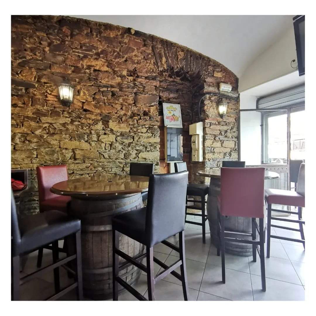 Fond de commerce en centre-ville de Bastia, si tu es sur un axe très passant proche bureau collège école...
Commerce parfaitement entretenu matériel neuf.
Petit loyer, possibilité terrasse locale de 50 mètres carrés.
Actuellement pizza snacking sur place à emporter ou en livraison.