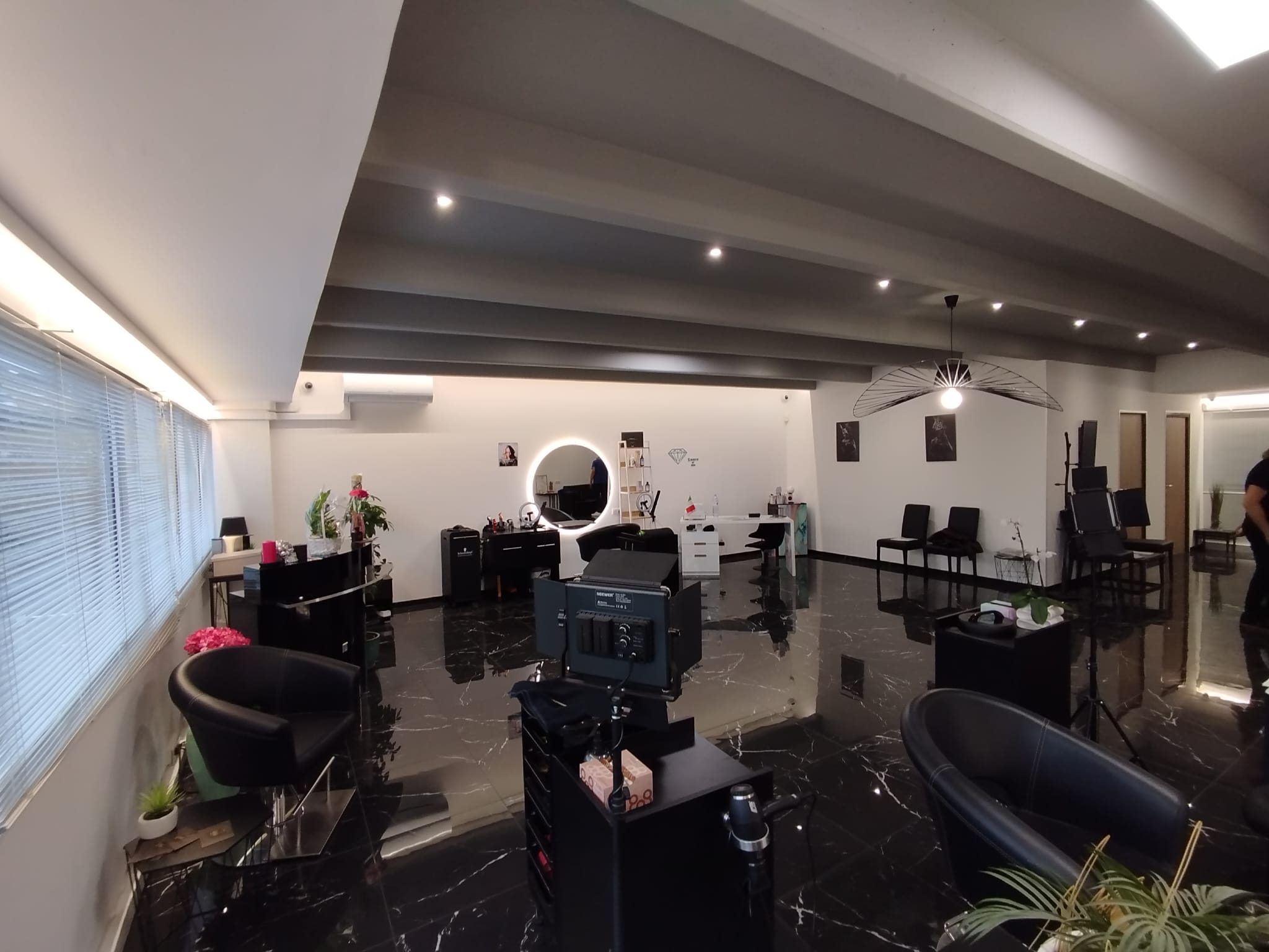 Location pure – Un local commercial de 147 m²
Idéal profession libérale, cabinet, showroom ou espace de coworking
Découvrez ce grand local commercial traversant d’une surface de 147 m², refait à neuf, situé dans un immeuble mixte bureaux/commerces avec ascenseur.
Ce bien bénéficie d’une excellente luminosité naturelle grâce à ses grandes baies vitrées, d’un environnement calme, d’une climatisation intégrée, et de nombreuses places de parking gratuites à proximité.
Répartition des espaces :
 3 bureaux équipés de climatisation réversible
 1 grande salle avec 2 climatisations professionnelles
 1 salle moyenne
 1 petite salle
 1 espace entrée / accueil
Caractéristiques principales :
 Surface totale : 147 m²
 Local traversant  très lumineux
 Climatisation réversible et équipements professionnels
 Ascenseur
 Locaux modernes et entièrement rénovés
 Environnement professionnel dynamique : commerces, restaurants, supermarché, hôtel, professions libérales
 Zone stratégique entre Vence, St Jeannet, La Gaude, Gattières, Cagnes-sur-Mer et Saint-Laurent-du-Var
Conditions financières :
 Loyer mensuel : 2 400 euros HT HC
 Charges mensuelles : 290 euros
 Dépôt de garantie : 1 mois de loyer HT
 Honoraires à la charge du locataire : 2 mois de loyer HT
 Frais de rédaction du bail : 650 euros HT
Localisation idéale pour développer votre activité dans un secteur en plein essor, avec une visibilité optimale et une clientèle variée.
Disponibilité à partie du 1er janvier 2026.