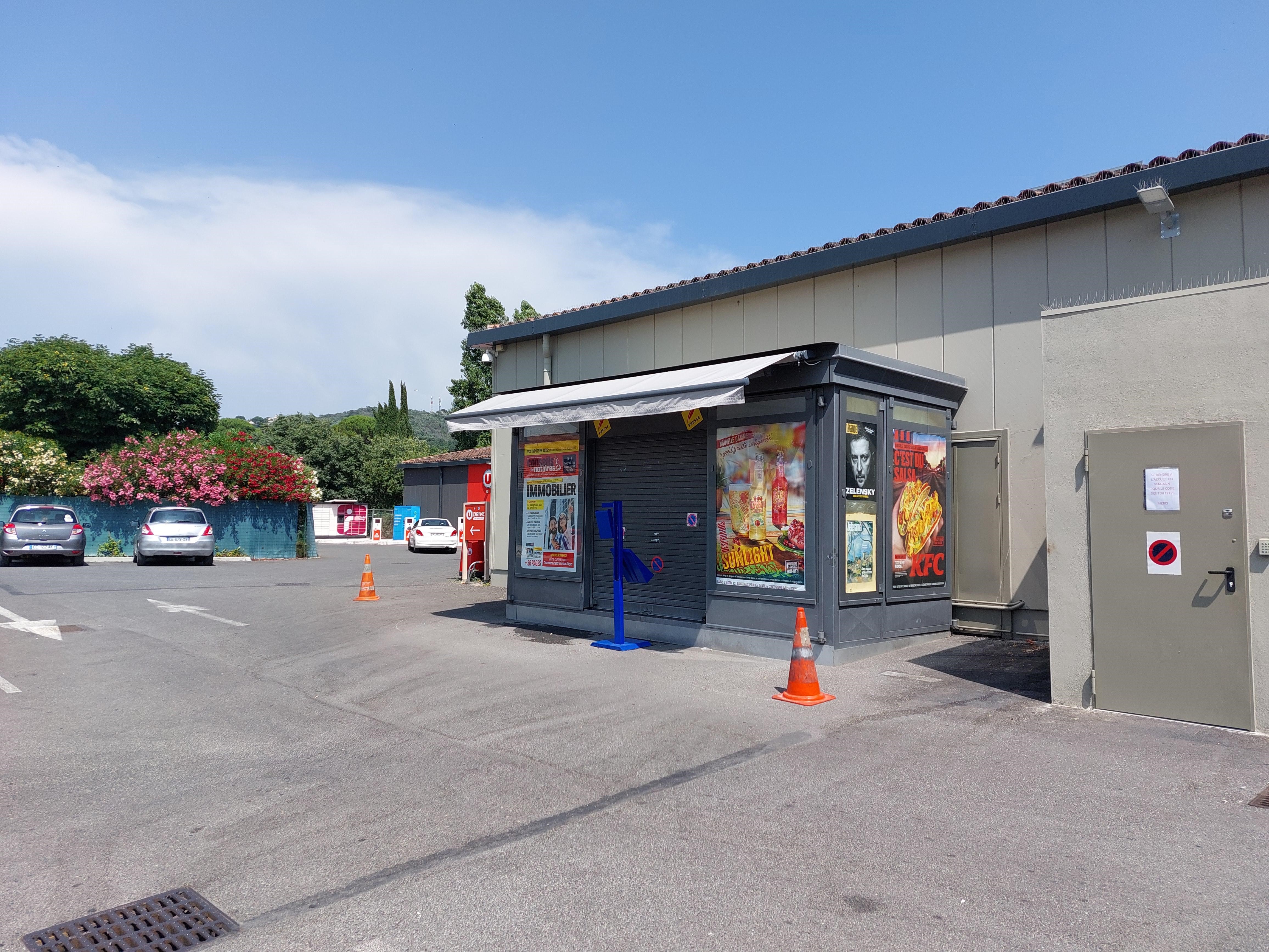 En tant que travailleur indépendant (inscrit au RCS sous la forme de SAS, SASU, SARL, EURL, EI, micro-entreprise…), vous devez gérez votre kiosque de presse et jeux situé sur un parking du supermarché U à Pégomas.

Afin de commencer correctement votre activité, nous conseillons d'avoir un fond de roulement/trésorerie d’environ 5000€.
Le dépôt de presse MIDILOGISTIC (l’entreprise qui vous livre la presse basée à Fréjus) vous expliquera plus en détails le fonctionnement et la formation.
Un dossier est à réaliser pour la vente des jeux de la FDJ. Prévoyez minimum 2 mois avant une ouverture (avec les jeux).
Votre salaire proviendra des commissions de ces activités, à savoir :
 
Presse nationale (23%) et régionale (14%)
Les jeux de la Française des jeux (FDJ) : jeux de grattage, tirage, paris sportif (5%)
La petite confiserie, bimbeloterie, librairie, souvenirs, les cartes postales 

Les charges sont le loyer mensuel 200€ HT - Caution pour le kiosque : 720€ ; caution restituée à la fin sauf anomalies constatées.
Un routeur 4G ou box internet
Caisse informatisée avec logiciel spécifique intégré de presse entre 80 et 120€/mois
Assurance
La durée est indéterminée. 
Les horaires : Vous vous adapterez au besoin de votre clientèle et du Supermarché.
Ouvert toute l'année.

Je vous rencontrerai avec plaisir pour vous présenter l'activité et le lieu.