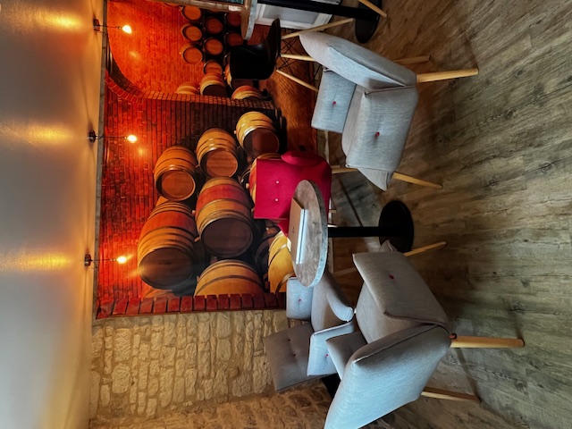 Restaurant traditionnel au cœur du village de Vouillé regroupant tous les commerces de proximité (bar, boulangerie, boucher, coiffeur, esthéticienne, tatoueur, fleuriste), mais aussi une pharmacie, une agence immobilière, un petit magasin de produits locaux, un garage dans Vouillé même.

Matériel et agencement :Restaurant à vendre en parfait état pour une exploitation immédiate.

Prix : 105 000€ à débattre
Employés : Affaire tenue par un couple (1 gérant/ 1 salarié)
Bail : 3/6/9
Loyer actuel : 800€ HT (bail jusqu'au 1er juillet 2028)
Horaires : 	 - du Mardi au samedi tous les midis
		  	 - le vendredi soir
			 - Sur réservation à partir de 15 personnes les
                        autres services (sur un menu dédié)
Congés annuels : entre 4 et 5 semaines

Sans concurrence dans la localité, à 300m de la sortie d’autoroute, le restaurant attire les touristes (pas de chute de chiffre d’affaire l’été), situé face à tous les commerces au cœur du village, l’établissement de 200m2 environ est bien entretenu avec une cuisine fonctionnelle. Un parking privé est à la disposition de la clientèle et emplacements publics face au restaurant.

Convient pour un couple, même débutant, pour une exploitation animée par un confort de vie ou par des personnes souhaitant élargir le chiffre d'affaire avec une plage d'ouverture plus grande.

A l’étage, un logement de type F2 d’une superficie d’environ 60m2 comprenant 2 grandes pièces, une salle de bain/WC et un cagibi.