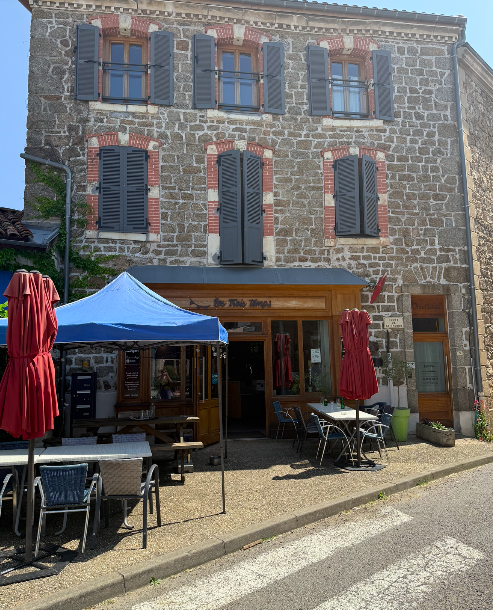 PRIX NÉGOCIABLE

Fonds Bar / Tabac / Petite restauration + 3 chambres d’hôtel
>> Avec logement de fonction neuf <<
Village dynamique dans les Monts du Forez (Loire)
Idéal couple – Projet de vie en ruralité – Établissement clé en main

Vous rêvez de reprendre un commerce vivant, au cœur d’un village chaleureux, avec un logement moderne déjà inclus dans le bail ? Cette affaire est faite pour vous.
Situé à La Côte-St-Didier, village rural de 520 habitants à 700 m d’altitude (fusion La Côte-en-Couzan / St-Didier-sur-Rochefort en 2025), ce bistrot de village proposant les activités de café, bar, tabac, petite restauration, hôtel de 3 chambres et des événements, est un véritable lieu de vie essentiel apprécié des habitants, des randonneurs et des professionnels de passage.

⭐ LES ATOUTS DU FONDS
* Licence IV + débit de tabac 
* Bâtiment entièrement refait en 2017
* Cuisine professionnelle équipée, prête à l’emploi
* 3 chambres d’hôtel avec salle de bain privative
* Salle chaleureuse 23 couverts + 2 terrasses extérieures
* Pas de travaux à prévoir
* Seul commerce de ce type dans le secteur
* Localisation idéale : en plein centre du village, sur la place

⭐ UN VILLAGE DYNAMIQUE AVEC TOUS LES SERVICES
La Côte-St-Didier regroupe :
* une école 
* un bureau de poste
* un EHPAD
* une communauté thérapeutique
* une boulangerie, un coiffeur, ..
* une MAM ouvrant en 2026 → Une clientèle diverse, présente toute l’année.
* De nombreux axes de développement possibles 
Le commerce joue un rôle social majeur : lieu de rencontre, animations, passage quotidien des habitants, relais des associations…

⭐ LOGEMENT DE FONCTION INCLUS DANS LE LOYER
Au 2e étage du bâtiment, un appartement lumineux et confortable :
* 2 chambres
* Grande pièce de vie avec charpente apparente
* Cuisine ouverte 
* Dressing + nombreux rangements
* Salle de bain + WC séparés
* Logement traversant avec vue sur la place et les monts du Forez

📌 Loyer total (commerce + logement) : 830 € TTC Bail 3-6-9 détenu par la commune.

⭐ IDÉAL POUR
* Un couple souhaitant s’installer dans un cadre de vie apaisant
* Une reconversion professionnelle
* Un(e) professionnel(le) CHR cherchant une affaire stable et polyvalente
* Toute personne voulant un commerce essentiel au cœur d’un territoire actif
Accompagnement à la transmission possible.

📞 Prix : nous consulter
Dossier complet + photos sur demande. Visites possibles sur rendez-vous.