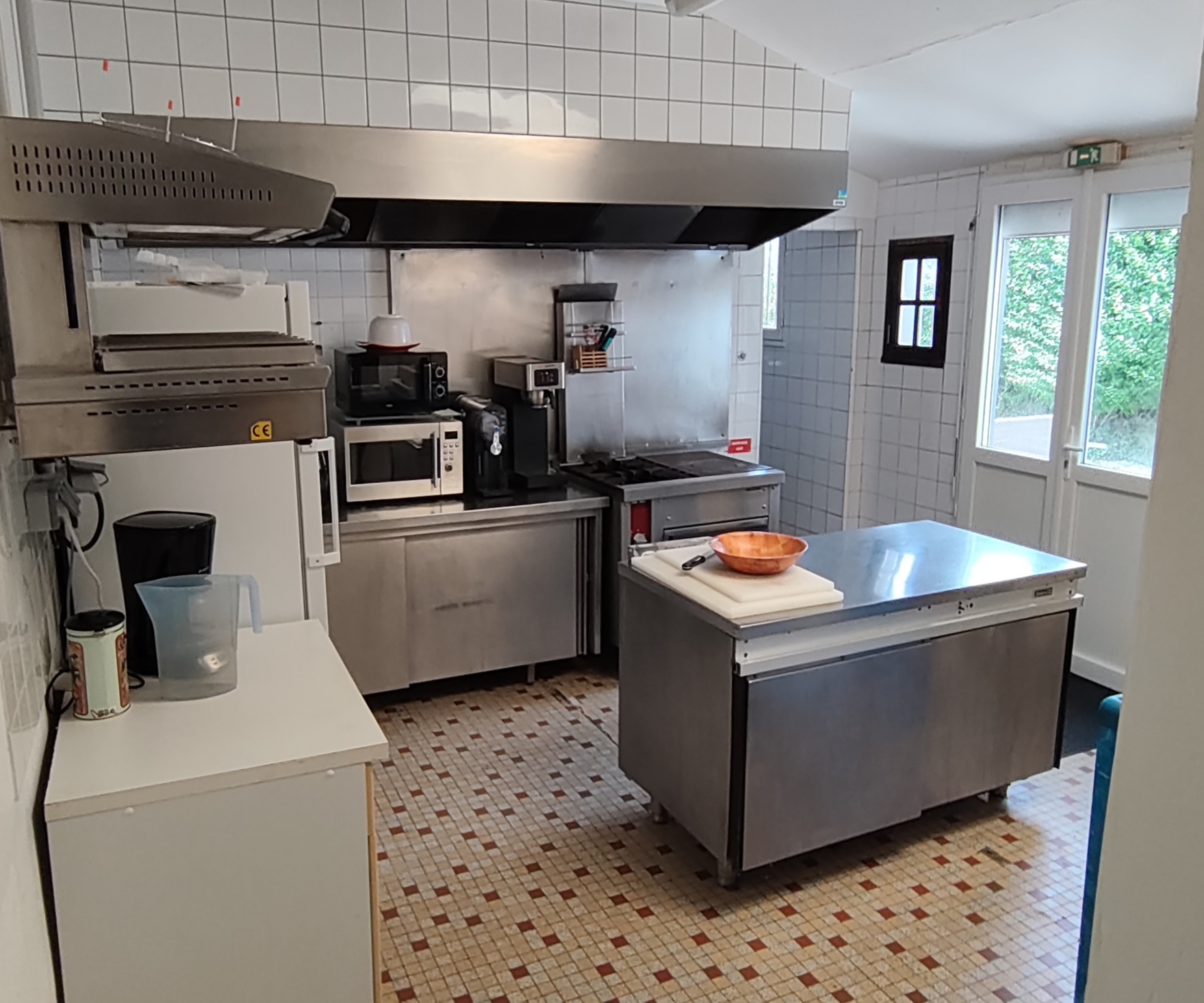 Envie de vous lancer dans la maison d'hôtes ? Celle-ci est déjà prête. Vous n'avez qu'à ouvrir. 🔑 Notée 8.1/10 sur Booking. Com et 4/5 sur Google 👍
La plupart des projets de chambres d'hôtes commencent par deux ans de travaux, un prêt travaux et beaucoup de nuits blanches. Pas celui-ci.
Structure de 385 m² dans la Manche à 20 min des plages, composée de deux parties indépendantes mais communicantes. D'un côté votre logement type F3/F4. De l'autre, l'aile d'accueil : réception, salle des petits déjeuners, 6 chambres avec salle d'eau/wc privatifs, et 4 autres pièces pouvant faire office de chambres, salle de massage,... toutes avec un point d' eau.
Tout l'intendance est déjà là : buanderie, lingerie, cuisine professionnelle avec chambre froide, plonge, lave vaisselle,..., grand jardin paysager et parking privé clos le tout sur environ 2000m2, local vélo.
Le secteur  : port de plaisance de Carentan à 7 min, plages du Débarquement, sites mémoriels du 6 juin 1944, à moins de 20 min,  nombreux musées dont 2 à quelques minutes, hippodrome de Graignes à 10 min, et à 30 min de Bayeux et sa célèbre tapisserie. Promenade possible sur la Taute en bateau péniche, pour découvrir les marais, sa faune et sa flore, location de bateaux électriques sur la Douve, a 10 min, karting à 5 min,  location de canoës à proximité. Maison du Parc Naturel  des Marais du Cotentin à 10 min pour y observer tous les oiseaux migrateurs qui font étape chez nous, Château médiéval de la Rivière à 15 min où vous pourrez  observer une colonie de cigognes et sa quarantaine de nids,.. . En plus nos chambres d'hôtes se situent sur l'itinéraire de la vélo maritime et d'autres itinéraires cyclo touristiques.
Couchage maximum 15 personnes.
Vente pour cause de retraite . Le bien est disponible, propre, opérationnel.
📍 Carentan les Marais (50) · 385m² · 6 chambres · 2000 m² de terrain
💶 360 000 € (mùrs 268000€,  fonds de commerce 60000€, mobilier et matériel professionnel· 32000€)
Repris maintenant, vous ouvrez pour la saison 2027 sans courrir.