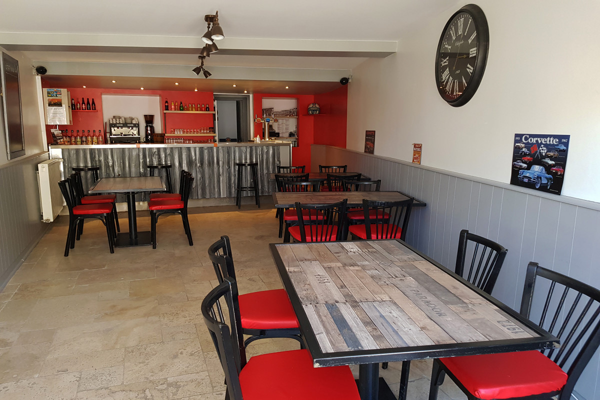 A REPRENDRE ? BAR RESTAURANT GITE - MONTAGNY 

Description : Commerce à reprendre dans une commune rurale de 1 050 habitants, située à 15 km de ROANNE et à 8 km de THIZY LES BOURGS, avec différents autres commerces et services de proximité dans le village (supérette, boulangerie, traiteur, garage, professionnels de santé, école, ?). Vie associative active.

Activité : Bar (licence IV) ? Restaurant ? Gîte 

Locaux : salle de bar ? restaurant (20 à 25 places), salle annexe (10 places), belle terrasse extérieure (15 places), salle étage (40 m²), cuisine équipée, gîte à l?étage (totalement rénové et équipé à neuf) 3 chambres 8 couchages, salle d?eau, WC indépendant.

Equipements : 
-  Cuisine : hotte, armoire positive et armoire négative, étuve four, plancha gaz de ville, friteuse, table de cuisson 2 feux vifs, trancheuse électrique, machine à glaçons.
-  Bar : machine à café, tireuse à bières 2 becs, réfrigérateur sous comptoir, lave verres. Aucun contrat de location ou d?achat à reprendre lié à ces machines.
- Gîte : literie neuve haut de gamme : 1 chambre 1 lit 2 personnes, 1 chambre 1 lit 2 personnes et 1 lit superposé, 1 pièce télé avec banquette-lit

Prix :    Fonds de commerce : 59 000 ? 
Loyer : 360.50 ? / mois, bail avec la mairie propriétaire des murs

Contact / Renseignements : Jean-Claude DUCARRE
?	Par courriel : jcducarre@roannais-agglomeration.fr 
?	Par téléphone : 06 20 76 35 39 ou 04 26 24 90 82
