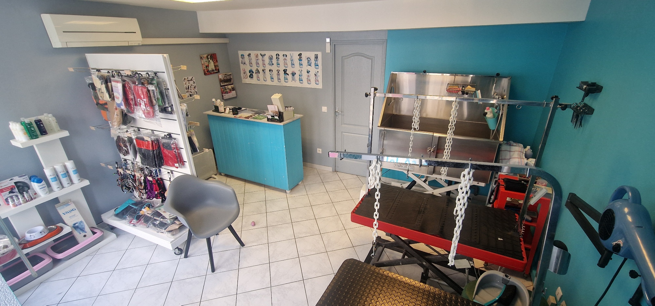 Cause départ en retraite au 30/09/26
A vendre fonds de commerce de toilettage canin et félin existant depuis 25 ans, repris depuis 12 ans  avec matériel et fichier clients inclus. Bonne clientèle fidèle et nouveaux clients régulièrement, peu de concurrence proche.
Centre ville de Selles sur Cher, proche ZOO de Beauval et Châteaux de la Loire, zone très touristique.
local de 45 m2 -petite cour arrière en co-location- loyer mensuel 350 €.
Possibilité d'acheter les murs, l'appartement de l'étage est déjà loué et occupé, assurant une bonne rentabilité de l'investissement.