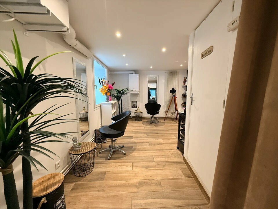 À vendre, fonds de commerce de salon de coiffure de 56 m² à Montivilliers, en périphérie du Havre. Situé sur un axe passant en zone fréquentée, l’établissement bénéficie d’une clientèle fidèle et régulière renforcée par l’application Planity. Les locaux ont été entièrement rénovés il y a 3 ans, offrant un cadre moderne et opérationnel. Affaire saine, sérieuse et rentable, sans salariés à reprendre. Loyer modéré de 700 € HT/mois. Métropole havraise : 335 000 habitants en zone de chalandise.

Surface totale : 56 m². Salon de coiffure entièrement rénové.

Prix de vente : 49 000 € net vendeur
Loyer annuel : 8 400 € HT HC
Loyer mensuel : 700 € HT HC
Charges annuelles : 720 €
Honoraires agence : 4 000 € HT

Annonce proposée par Pôle Implantation Commerce, service d'accompagnement des porteurs de projets commerciaux (réf. Ref076279).