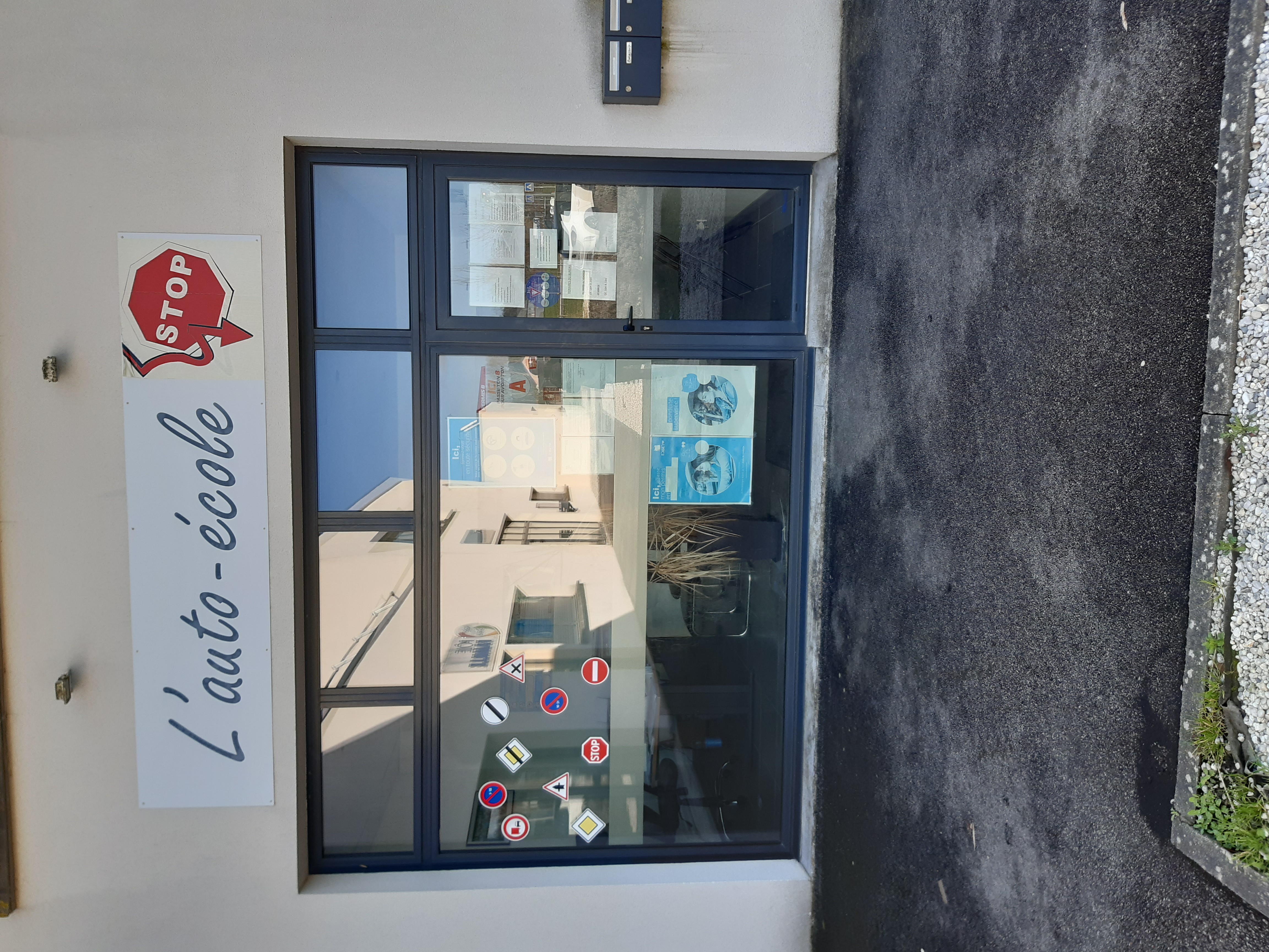 Auto-école 
Local de 45 m2 dans une zone activité commerciale, juste à côté d'un fast food américain bien connu et d'un hypermarché 
Très bonne visibilité, comprenant :
Un bureau, une salle de code, une cuisine et un WC PMR
Je suis bientôt en retraite et je cherche à transmettre mon entreprise.