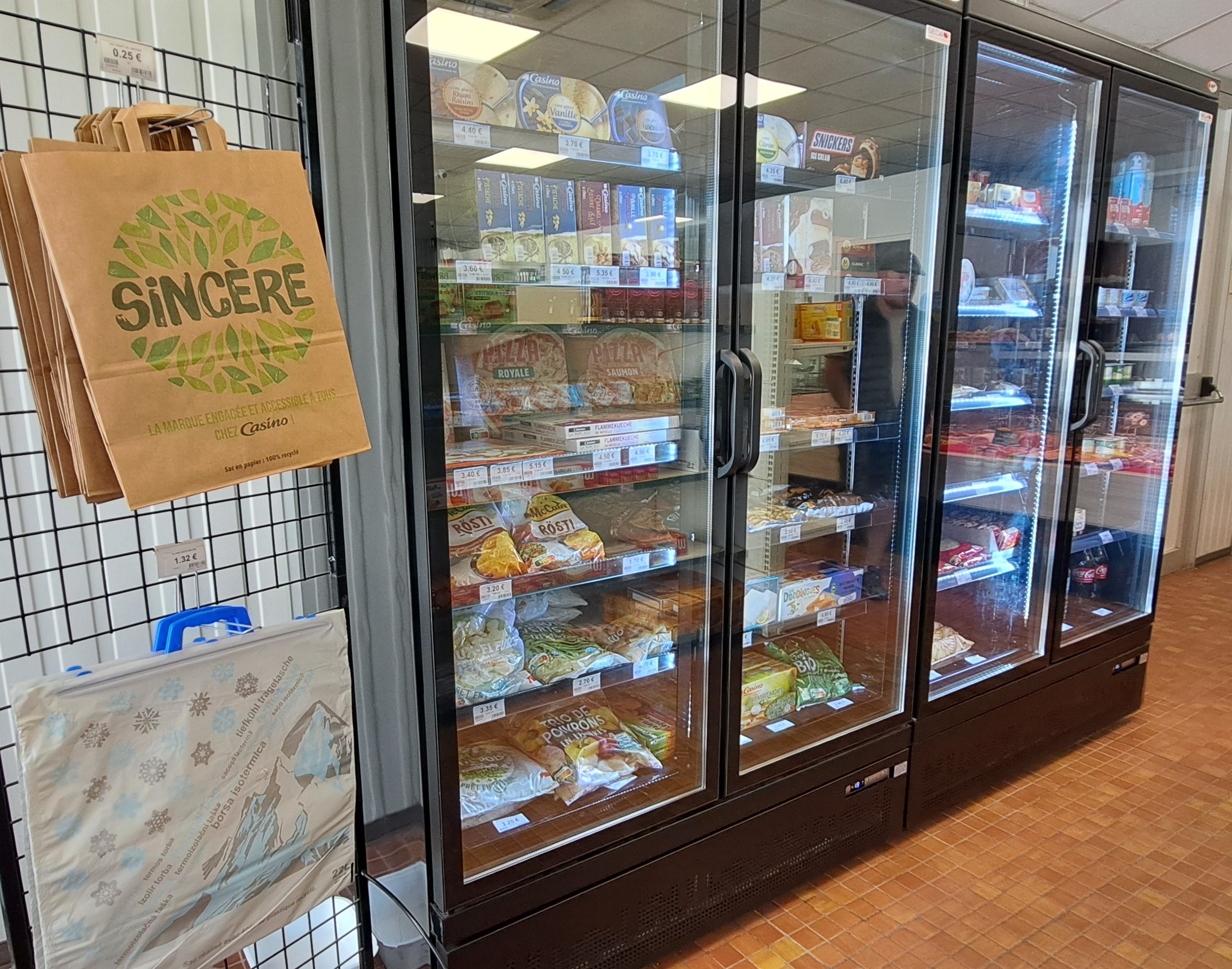 A céder : fonds de commerce sous enseigne L'EPICERIE D'A COTE, fournisseur CASINO, située sur une commune rurale de 230 habitants au centre du département de l'Allier, et située à proximité de Montmarault ( A79- A71). 
Murs appartenant à la mairie. 
Local de 100 m².
Activité : charcuterie, boucherie, fromage à la coupe ; épicerie sèche ; fleurs ; etc..
Clientèle locale et touristique ( Camping du village, Vichy, abbaye de Chantelle, village de Charroux, château de Lapeyrouse, accrobranche, château de Veauce, Paleopolis, Le Pal, .. ) .

Bail commercial - Loyer de 650 € / mois électricité comprise.
Prix du fonds : 55 000 € matériel compris 
Stock évalué à 8 000 €.
CA de 200 à 350K€

Cette opportunité vous intéresse ? N’attendez plus et prenez contact avec la CCI Allier – Gersande SOURCEAU – au 04 70 35 40 08 ou g.sourceau@allier.cci.fr