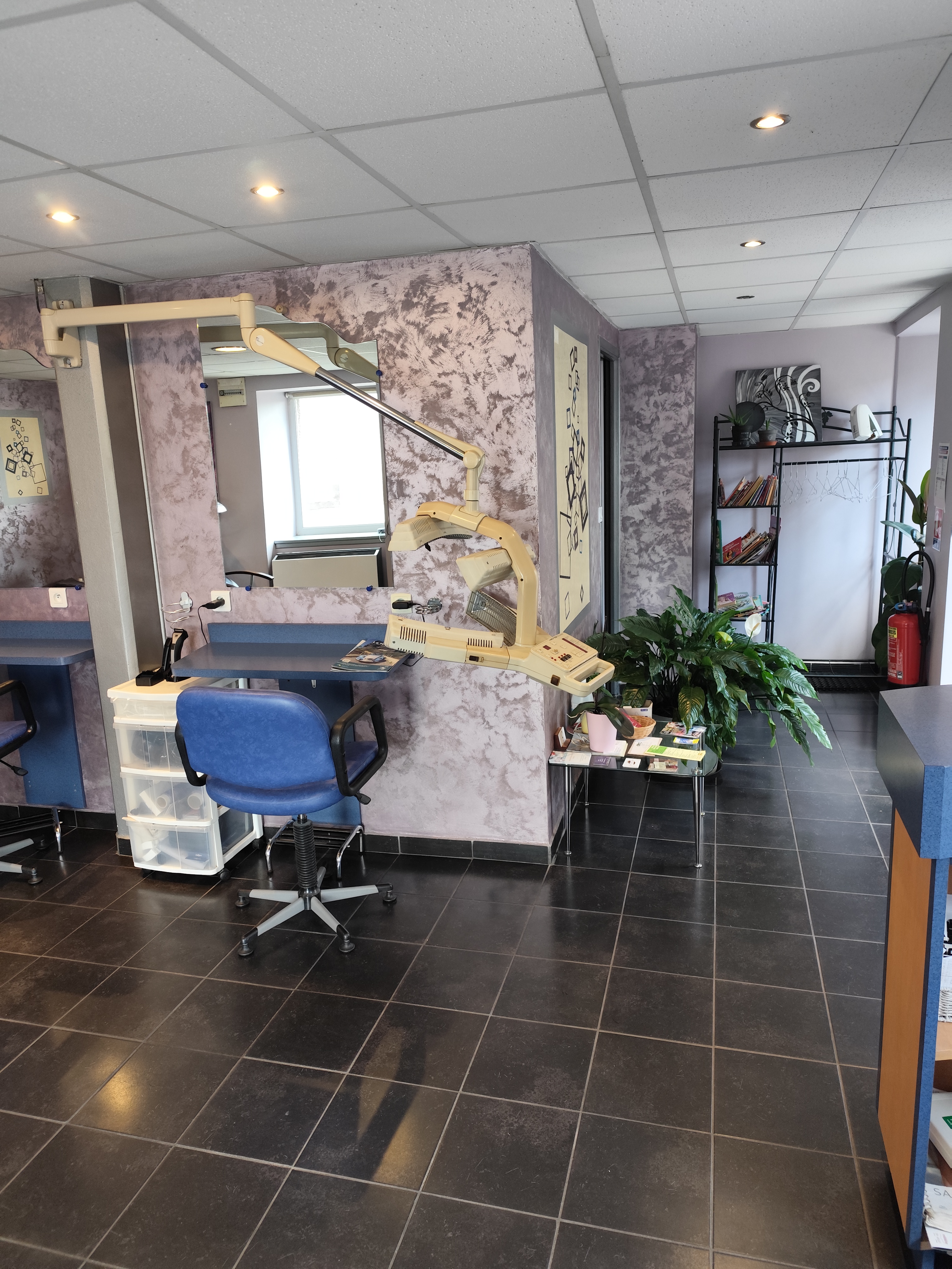 DESCRIPTION TECHNIQUE

Mise en vente du fonds de commerce de ce salon de coiffure pour raison de santé. Le salon est situé à Siaugues-Sainte-Marie, commune de 840 habitants dont la démographie est en hausse régulière depuis une quinzaine d’années et centre d’un bassin de vie de plus de 2 000 habitants en période non-estivale. 

Le salon, repris en 2004, comprend un espace de coiffure et de vente entièrement équipé de 50 m² avec 4 postes de travail, 2 bacs, un labo/buanderie, une salle de pause, un point d’eau et toilettes et un espace de stockage de 20 m². L'ensemble du matériel est entretenu et opérationnel, permettant une reprise immédiate de l'activité sans investissement majeur. Le salon est conforme aux normes d'accessibilité. Spacieux et lumineux, il est parfaitement placé au centre de la commune, en face d’un restaurant et à moins de 200m du premier parking (de nombreux autres stationnements existent dans le centre du bourg), également à proximité de l’école et de la mairie. Ce salon bénéficie d’une clientèle fidèle, composée principalement d’habitants locaux mais aussi de vacanciers et résidents secondaires. Le salon de coiffure est le seul sédentaire de la commune, et se partage la demande avec un salon de coiffure à domicile. 
Au niveau des horaires, le fonctionnement est le suivant : mardi-jeudi-vendredi en journée continue de 9h à 18h, mercredi après-midi (14h-19h) et samedi matin (9h-14h). Le salon propose des coupes pour homme et femme. 

Le chiffre d’affaires est stable, mais des possibilités de développement existent (notamment sur les horaires) la demande étant forte puisque les rdv sont complets à une semaine en hors saison, et 2 à 3 semaines en période estivale. Un poste de travail pourrait être rajouté, et le salon a déjà fonctionné avec une ouvrière et une apprentie en plus de la gérante. Bail commercial à reprendre, renouvelé en avril 2026, loyer des murs à 183€/mois.

Prix de vente du fonds : 15 000 € + 2 000 € de stock.

TERRITOIRE

Ce commerce est situé au sein de la Communauté de communes des rives du Haut-Allier (CCRHA), dans le département de la Haute-Loire, récemment élu département préféré des français au plan de l’attractivité touristique. Le territoire de la CCRHA compte 16 000 habitants et est sillonné du nord au sud par la rivière Allier. Le paysage aux multiples nuances de vert et de bleu alterne gorges et plateaux volcaniques typique de l’Auvergne, garantie d’un cadre naturel exceptionnel et préservé. Son patrimoine historique et architectural complète son charme. 

La commune de Siaugues-Sainte-Marie est le centre d’un bassin de vie de 2 000 habitants en résidence principale, et de 3 500 habitants en période estivale.  Elle dispose ainsi de nombreux artisans, commerces, associations et services publics (école, médiathèque, maison France Services, caserne de pompiers, maison médicale, …). Deux entreprises spécialisées dans le traitement et revêtement des métaux assurent l’emploi d’environ 300 personnes et sont source d’activité sur la commune. L’urbanisme est en développement avec la création récente de nouveaux lotissements. De plus, le camping trois étoiles récemment rénové connait une belle fréquentation. 

La vie de famille est rendue agréable par une vie associative riche qui permet la pratique de nombreuses activités tant culturelles que sportives : club photo, sculpture, peinture et dessin, chorale, préservation du patrimoine, danse, gym douce, football… sachant que par ailleurs, de nombreux chemins de randonnées pédestres ou à VTT vous permettront de découvrir une nature préservée et quelques sites enchanteurs.

Le territoire du Haut-Allier est facilement accessible depuis l'autoroute A75, à 1h de Clermont Ferrand et 3h de Montpellier. L’axe routier principal est la N 102 prolongée par la N 88 qui le relie à St Etienne et Lyon en 2h30. Des gares de proximité assurent la desserte ferroviaire sur la ligne Paris, Clermont-Ferrand, Nîmes via Langeac, le bourg-centre. Siaugues-Sainte-Marie est située à 20 minutes du Puy en Velay, préfecture du département. 

AIDES INSTALLATION 

L'ensemble de la CCRHA se trouve en ZRR (zone de revitalisation rurale) ce qui induit notamment une exonération d’impôts sur les sociétés les 5 premières années. 
Des aides financières liées à la reprise d'un restaurant peuvent être attribuées par la Communauté de communes, la Région et l'Europe. 
Ce commerce n’attend plus que vous !!
Contact :
Propriétaire du fonds : estelle.lopes2@orange.fr / 06.37.74.07.06
Communauté de communes : j.laurent@rivesduhautallier.fr / 06.66.44.48.06