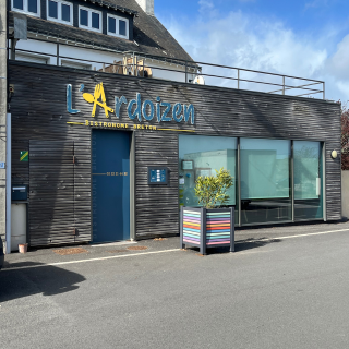 restaurant situé à Riantec,  commune du littoral morbihannais, à proximité immédiate de Lorient et de Port-Louis. établissement reconnu sur son secteur, bénéficiant d’une clientèle locale régulière et d’un environnement attractif (mer, tourisme saisonnier, vie de village).

l’outil de travail est fonctionnel et opérationnel, idéal pour une reprise immédiate, que ce soit dans la continuité du concept actuel ou dans le cadre d’un nouveau projet de restauration.

plusieurs modalités de cession sont envisageables selon le projet : cession du fonds de commerce, vente avec les murs, ou autre montage à étudier.

chiffre d’affaires : > 300 000 €
établissement exploitable immédiatement
potentiel de développement
dossier et informations complémentaires sur demande