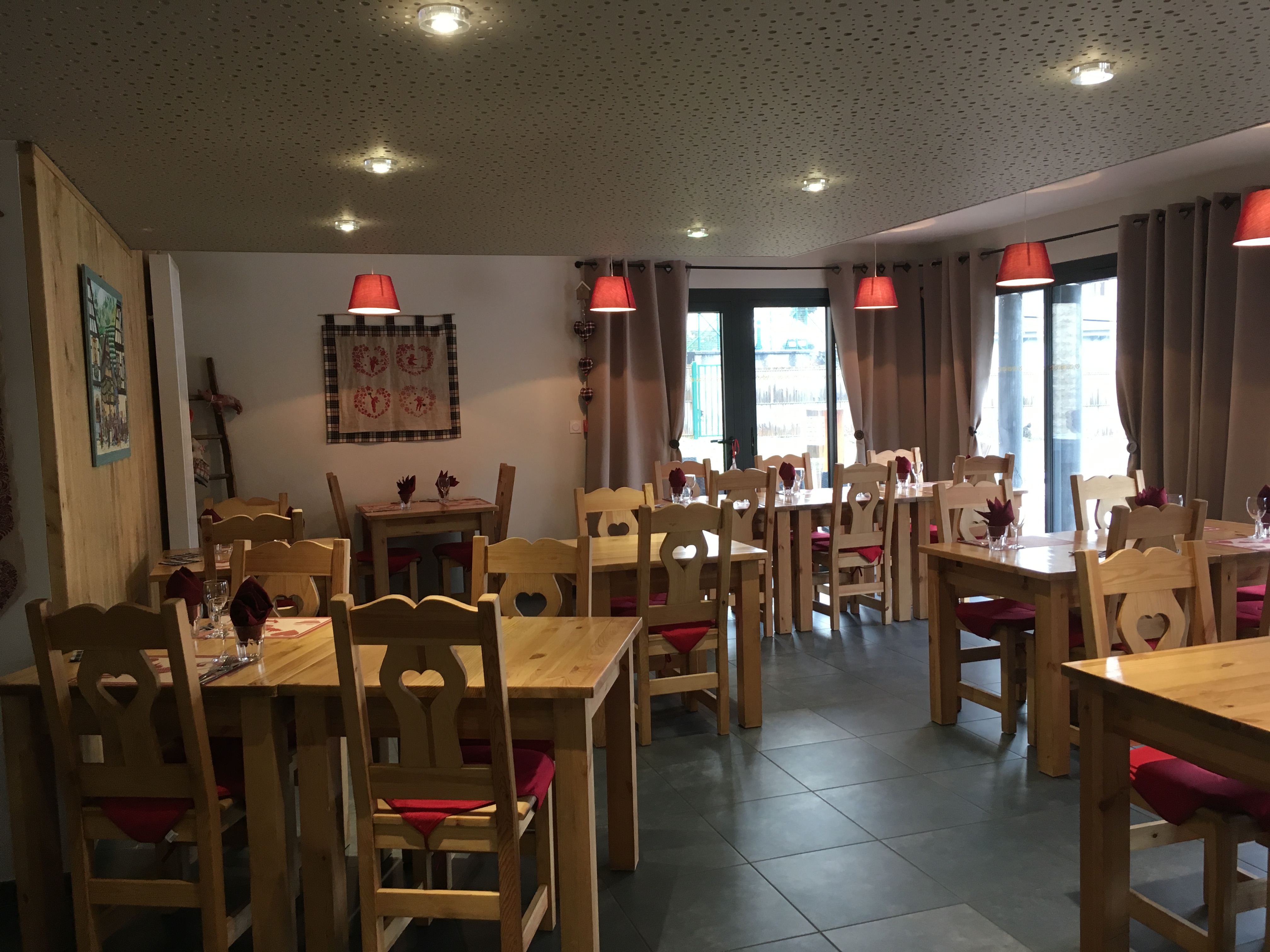 La Commune de Saint-Léger-la-Montagne recherche un(e) locataire-gérant(e) ou un couple de locataires gérants pour l’exploitation du BAR-RESTAURANT communal

La municipalité lance un appel à candidatures pour la reprise en location-gérance de son bar-restaurant communal, idéalement situé au cœur du village et disposant d’un fort potentiel d’activité.

Description de l’établissement :

Bar-restaurant entièrement équipé – licence IV en location sera comprise dans le loyer
Salle de restauration lumineuse et terrasse agréable avec une capacité de 30 personnes et 20 personnes en terrasse.
Cuisine professionnelle fonctionnelle avec tout le matériel professionnel
Clientèle locale fidèle et fréquentation touristique saisonnière
Missions attendues :

Assurer l’exploitation quotidienne du bar et du restaurant
Proposer une offre de restauration de qualité, adaptée à la clientèle locale
Participer à la dynamique et à l’animation du village
Veiller à la bonne gestion du matériel et des locaux mis à disposition
Profil recherché :

Professionnel(le) motivé(e), autonome et expérimenté(e) dans la restauration
Sens du service, dynamisme et capacité à animer un lieu de vie convivial
Compétences en gestion et respect des règles sanitaires et de sécurité
Modalités :

Une visite des lieux pourra être faite, après avoir déposé une demande auprès de la Mairie.
Les candidatures devront être déposées au plus tard le 31 janvier 2026 (CV, références professionnelles, lettre de motivation et projet d’exploitation), à envoyer par courrier au Mairie - 9 rue de la Fontaine - 87430 ST LEGER LA MONTAGNE, ou par mail à mairie@saintlegerlamontagne.fr et elles seront présentées devant le conseil municipal
La location-gérance sera conclue selon un contrat établi par la commune.
Le montant de la redevance, les conditions d’exploitation et la date de prise de fonction seront précisés lors de la sélection.