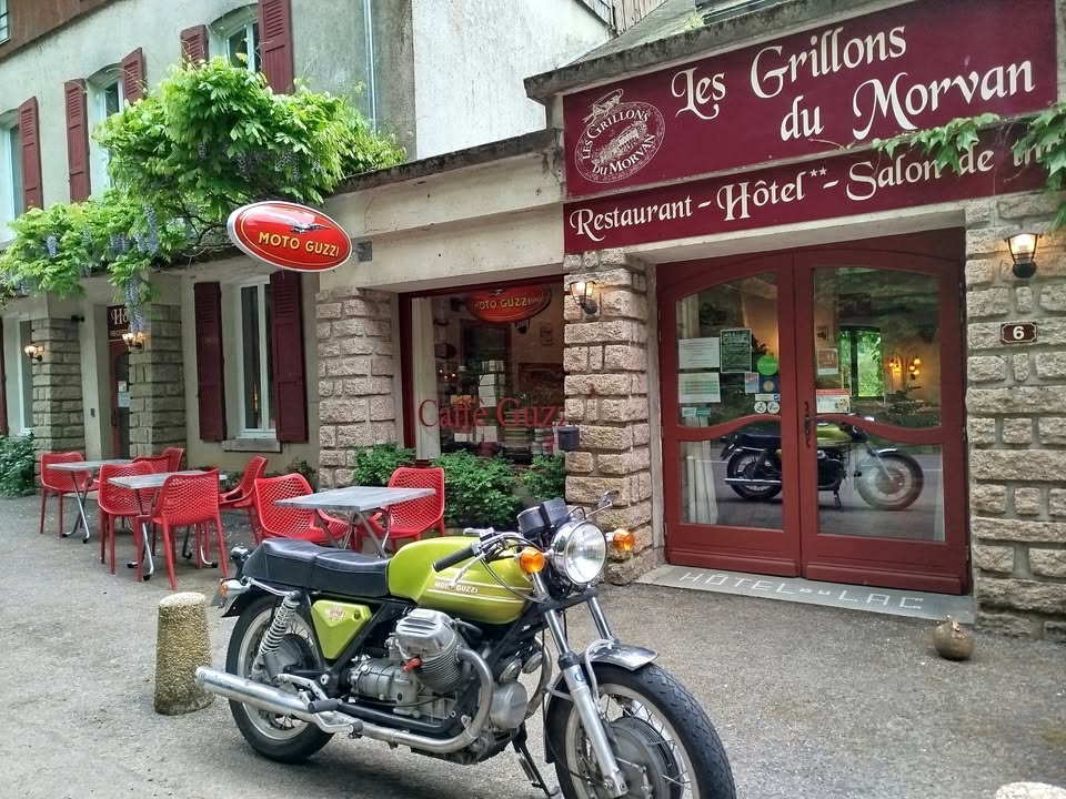 Établissement au pied du lac et barrage du Lac des Settons (300 000 visiteurs/an) - Nièvre - Parc naturel régional du Morvan - Bourgogne. Gros potentiel ! Premier hôtel du bord du lac (année 1880 environ).  Parc privatif de 2 ha boisé, étang, puits, rivière et proximité immédiate du site classé du barrage et du lac

Très bon et bel emplacement. Les Grillons du Morvan sont situés en bordure de la D193, axe fréquenté qui dessert la rive droite (route rive Reine du lac) du lac des Settons (300 000 visiteurs / an estimés), à moins de 5 mn du village de Montsauche-Les Settons (541 habitants) et 275 résidences secondaires qui dispose d’une offre commerciale et artisanale de première nécessité (boulangerie-pâtisserie, épicerie, épicerie de produits locaux, coiffeur, station-service 7/7, pharmacie, école, collège, banque, maison de santé, maison intergénérationnelle, projet de crèche en cours ). 

Bar, restaurant, hôtel***, salon de thé & chocolat. Accueil équestre : 3 paddocks, sellerie. Parking privatif de 725 m² (30/35 voitures).

Hôtel : 14 chambres (30 couchages) avec douche (dont 1 bain balnéo), wc, lavabo. Une chambre accessible aux personnes à mobilité réduite. 
Restaurant : Salle de restaurant, dont une véranda (30) avec vue sur le parc, capacité totale de 50 couverts. Salle Salon de thé-bar avec cheminée (12 personnes)
Cuisine et plonge professionnelle en très bon état. 1 chambre froide (2 ans), 1 plan de travail froid négatif, four à air pulsé avec humidité.
Lingerie et laverie avec 2 machines à laver et 2 sèches linge. 4 caves sous toute la surface du bâtiment.
Appartement privé : au 1er étage (3 chambres dont 1 pour adulte avec SDB et 2 chambres enfants, 1 SDB, coin repas avec cuisinette), garage 90 m².
Bureau : 2 pièces.
Chaudière fioul, chauffage central + eau chaude (500 l), cheminée double foyers et poêle à bois. Isolation thermique (double vitrage)

Locaux fonctionnels de suite. Matériel récent et entretenu.

Ouverture de mars à mi-novembre. Établissement hôtel classé 3* Changement de catégorie en 2015 : très petit établissement. A titre indicatif : cuisine 2 pers (chef + aide cuisine), salle 2 pers, chambres 2 pers + saisonniers. Pas de salarié en hors saison. Clientèle FR à 80%, clientèle NL et B : 12%, autre : 8%. Accueil de clubs voiture, moto, cavaliers. Seul hôtel du lac des Settons.

Vente des murs : 490 000 € - Vente du fonds : 200 000 €

Vendeur : M. Fréderic GOMEZ – 6 route rive Reine du lac - 58230 Montsauche les Settons – 03 86 84 51 43 – lesgrillonsdumorvan@orange.fr