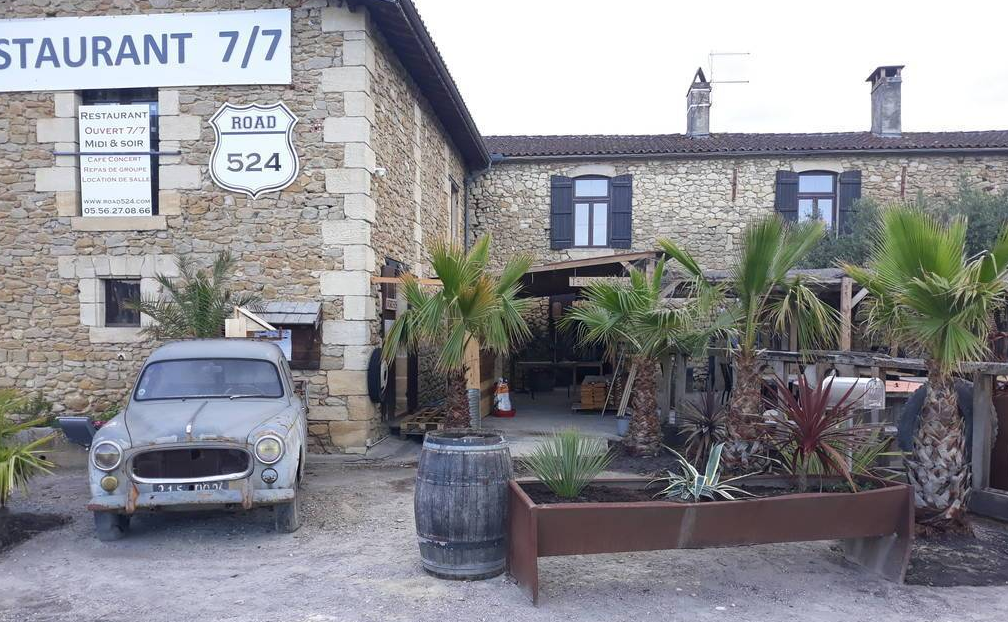 Restaurant atypique, situé sur une route nationale touristique (14000 /jour), midi et soir du lundi au vendredi.
3 salles, le restaurant 180 m² (120 places) dans une décoration originale vintage farmer/garage en Amérique du nord, une 2 ème salle (40 places) 60 m² pour séminaires, une 3 ème (130 places) de 150 m², pour les mariages et diverses réceptions.
Très grand parking privé de 7500m². Pas de voisin, sur une parcelle de 12 ha en bord de route.
Restaurant traditionnel équipé d'une scène pour concerts, cabarets, animations, karaoké...
Équipement cuisine moderne , chambres froides, ...
Grande terrasse équipée semi couverte (100 places). 
Appartement de plus de 200 m² (4 chambres, salles de bains WC, cuisine, grand garage, salon avec cheminée)
Loyer 1900 € ttc/mois. Chauffage gaz. À mi-chemin entre Langon et Bazas, grande zone commerciale à proximité.
Aujourd’hui en 5/7, mais à développer en 7/7, ouverture 10h30, coupure 14h30/18h30. Fermeture 2h00.
Nous avons une forte demande de repas de groupes, autocaristes, routiers le soir en semaine.