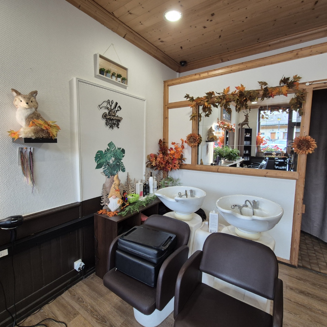 Vends fonds de commerce, salon de coiffure Cocooning chaleureux de 35m²,1 labo et 1 toilette,rien a faire à l'intérieur, dans un cadre magnifique.
Salon qui existe depuis une vingtaine d'années au centre du village avec une clientèle très sympathique et fidèle, malheureusement je dois arrêter suite à des raisons de santé. Seul salon de coiffure du village et dans es alentours, la clientèle attend vivement une réouverture.