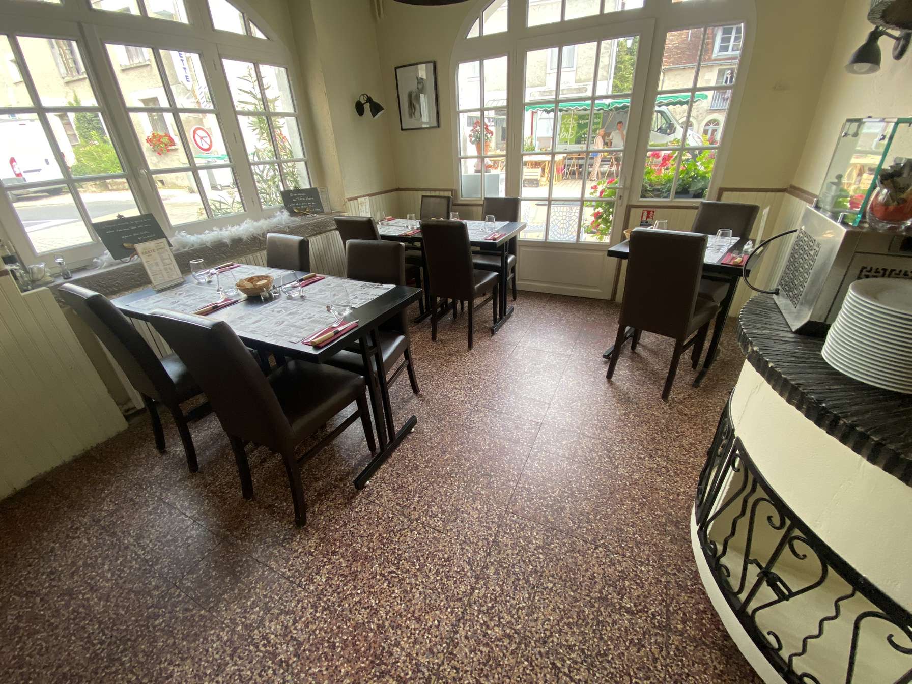 Description : Pour cause de changement d’activité, à louer local nu sans fonds de commerce d’un bar-restaurant-multiservices situé à Loché-sur-Indrois, village de charme situé à quelques kilomètres de Montrésor (Plus beau village de France).
Cet établissement d’une 20aine de places, bénéficie d’une excellente réputation et est situé sur un axe très fréquenté, accès direct A85/A20. Les locaux sont en excellents états, lumineux, aux normes accessibilité handicapés, sur la place du village. Gros potentiel de développement.
 
Partie commerce : D’une surface totale 95m² avec une cheminée centrale (grillade) la capacité de 25 couverts peut être étendue sur une terrasse.
La cuisine inclut le matériel suivant : piano, friteuse, saladette, réfrigérateur, hotte
L’établissement propose également un dépôt de pain, épicerie ainsi qu’un point poste indemnisé.
 
Partie logement : 65m2 au 1er étage composé d’une entrée, d’un salon, d’une cuisine, d’une salle d'eau et de 2 chambres. 
Chauffage : Air/eau par pompe à chaleur, double vitrage sur l'ensemble des ouvertures.
PMR : Oui, accessibilité et WC
Licence IV : Mise à disposition par la commune
Bail : Type commercial 3/6/9
Loyer :  483€ HT/mois soit 579,62 € TTC/mois (commerce + habitation)