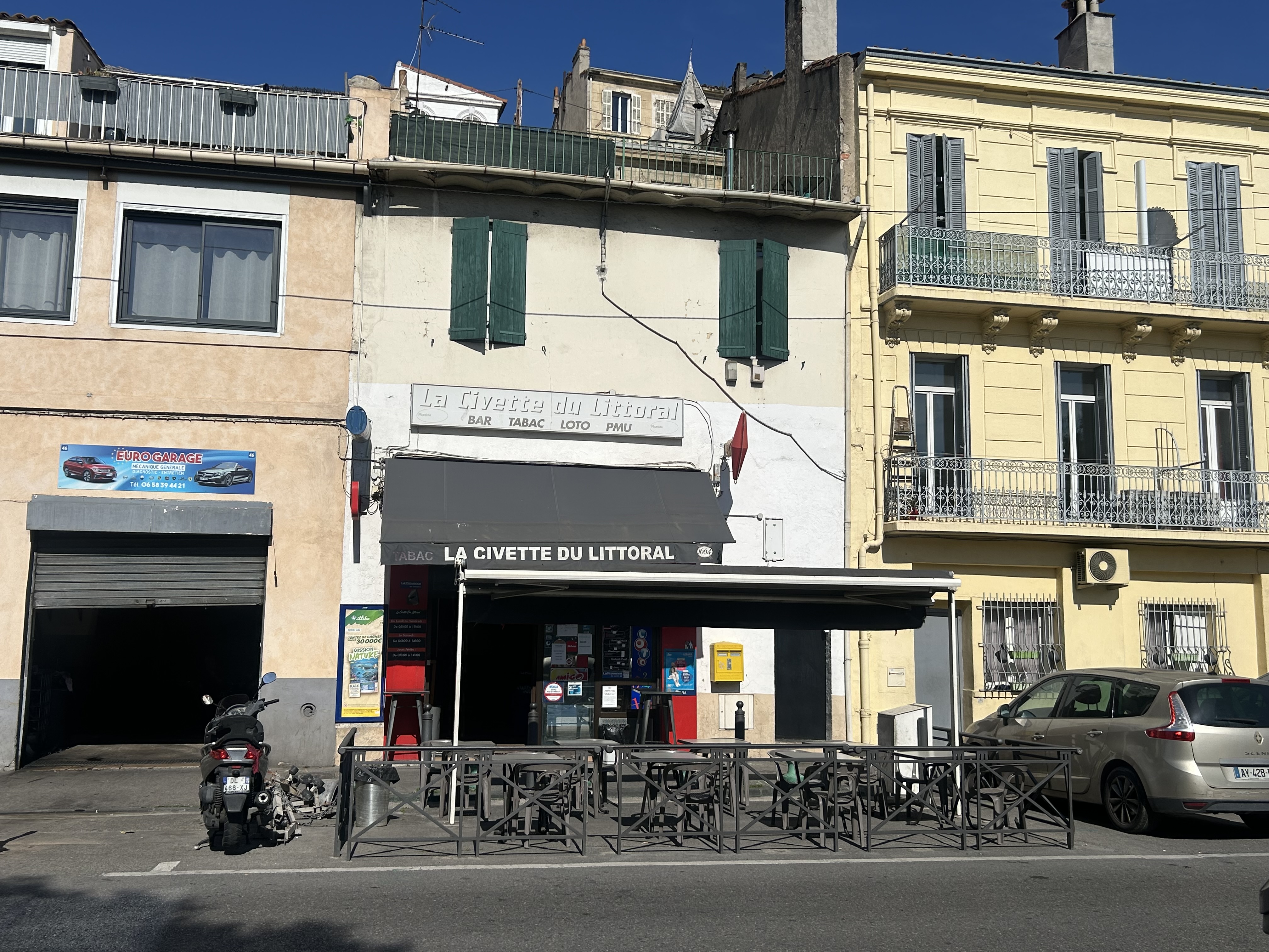 Vend fond de commerce bar tabac fdj pmu restauration avec 2 appartements  . Belle terrasse sur un axe passant , facilité de garer et terrains de boules en face .