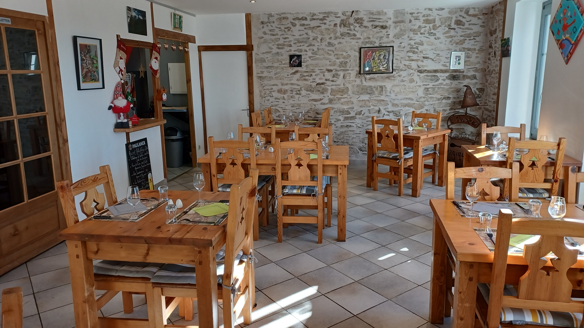 Charmant bar restaurant de village clés en main, appartement avec terrasse et jardin privatifs, dans la montagne noire.
Situé dans le charmant village de Castans, cette belle propriété est un véritable lieu de vie qui accueille aussi bien les visiteurs que les habitants.
Entouré de forêts, le village est un paradis pour les amoureux de la nature: randonnées à pied ou à vélo, cueillette de champignons, pêche en eaux vives...
Rez de chaussée: bar spacieux et accueillant
1er étage: restaurant avec grande terrasse (+pergola) offrant une très belle vue
Cuisine et plonge professionnelles entièrement équipées
A l'étage supérieur: beau et grand appartement privé avec terrasse et jardin
Possibilité d'acheter une maison attenante à rénover pour 2 chambres d'hôtes ou gîte.