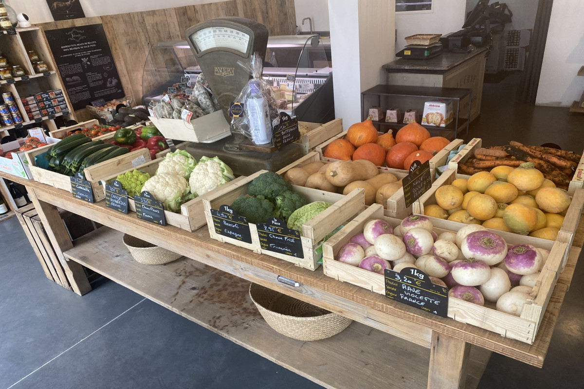 Une joli petit magasin rempli de bons fruits et légumes, de charcuterie, de fromages et de produits d'épicerie fine. Situé au centre du village, ce commerce de proximité ravi ses fidèles clients.