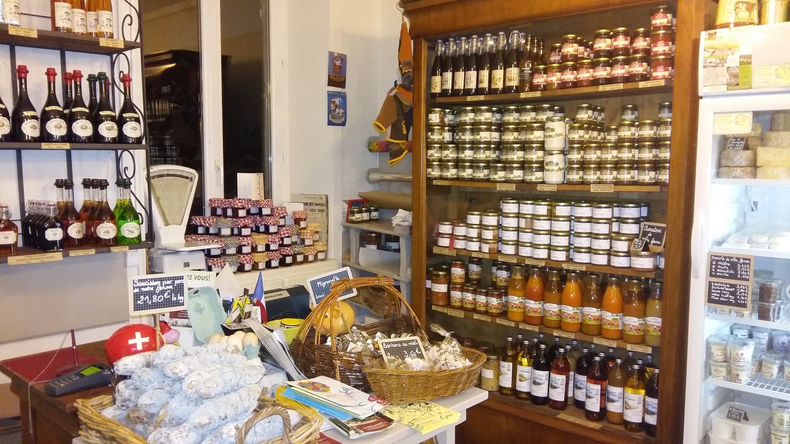 Vente Fond de commerce auberge coup de cœur dans un village vivant typique des hauteurs du Parc Naturel du Pilat(42).
Après 27 ans d'activité nous souhaitons céder notre restaurant.
65 couverts intérieur et 40 couverts en terrasse ombragée.
c'est une affaire clé en main pour des professionnels de la restauration.
L'ensemble du restaurant à été rénové (cuisine et salles) et il est aux normes en vigueur (PMR,électricité...).
Cuisine bien équipée ,caisses aux normes ,déco cosy et chaleureuse.
Boutique de produits locaux dans le restaurant.
Licence 4.
EBE:28000€. Marge 70% du CA.
CA en constante progression. Possibilité de développement.
CA sur 8 services avec 3 mois de fermeture l'hiver.
Loyer:800€/mois avec bail neuf.
Logement confortable 150m2 à l'étage à louer:800€ avec bail neuf.
Possibilité achat des murs .
Sans apport minimum de 60 000€ inutile de nous contacter.