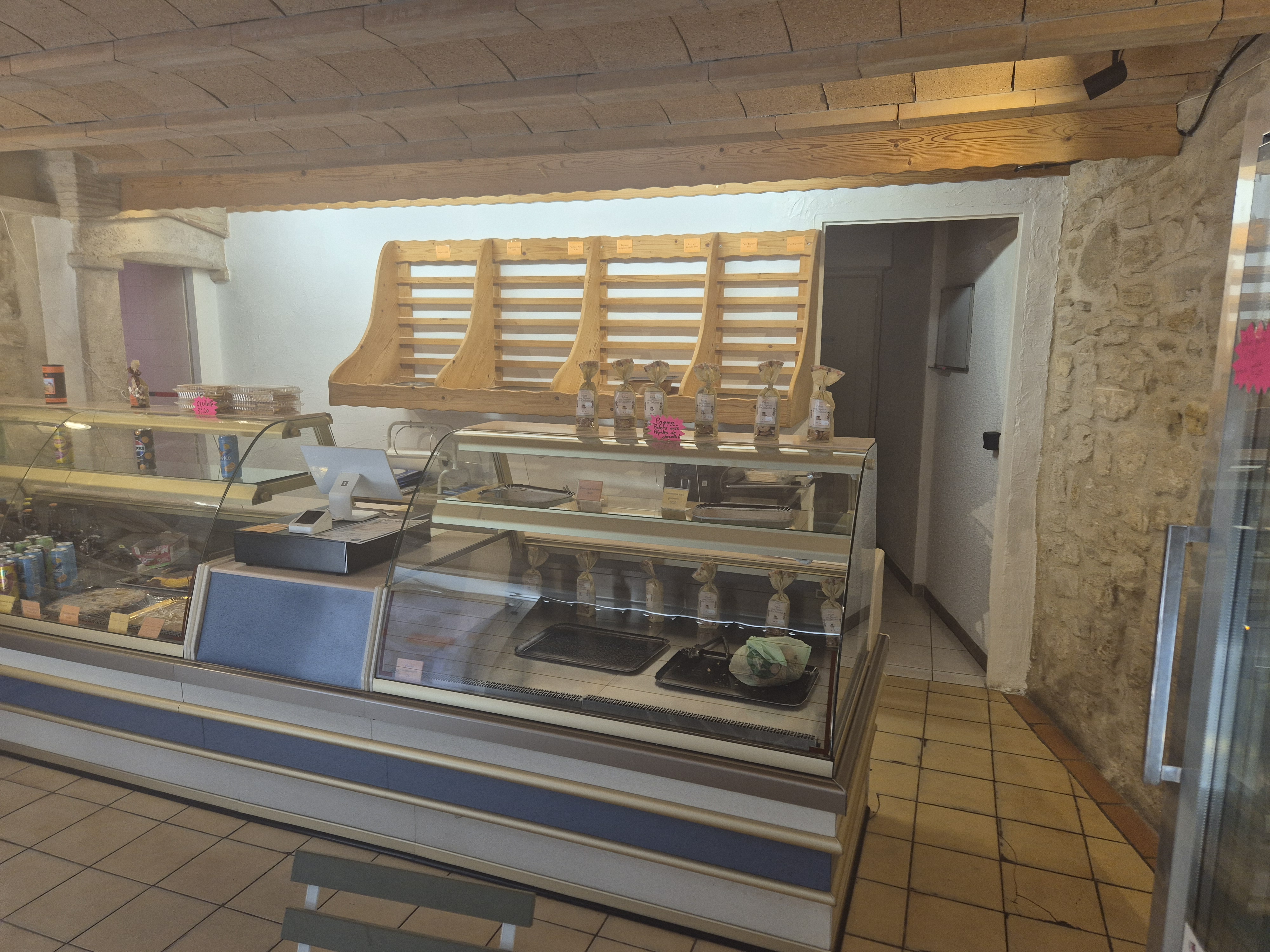 Vends Fond de Commerce : Point Chaud + Pizza à emporter dans un petit village de 1500 habitants à 10 min de Narbonne et de la mer.
Habitation au dessus du commerce. 
Loyer de 1150€ pour l'ensemble.
Le magasin est en pierres apparentes, il est équipé d’une vitrine froide et d’une vitrine négative qui appartiennent à la propriétaire.
Tout le matériel pour les pizzas four (cuisson par 4), laminoir, batteur neuf, saladette, balance, vitrine ingrédients, chambre froide négative (moteur neuf ), caisse sumup neuve. 
Tout est en place pour commencer à travailler direct.  Développement du chiffre possible, proposer une gamme de pains variée et proposer la livraison pour les pizzas.