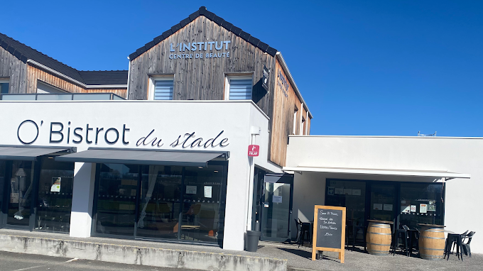 Bar Brasserie situé dans le village dynamique d'Artigueloutan (64), parmi d'autres commerces, face au stade, sur un axe de passage, avec un grand parking et le soutien de la municipalité