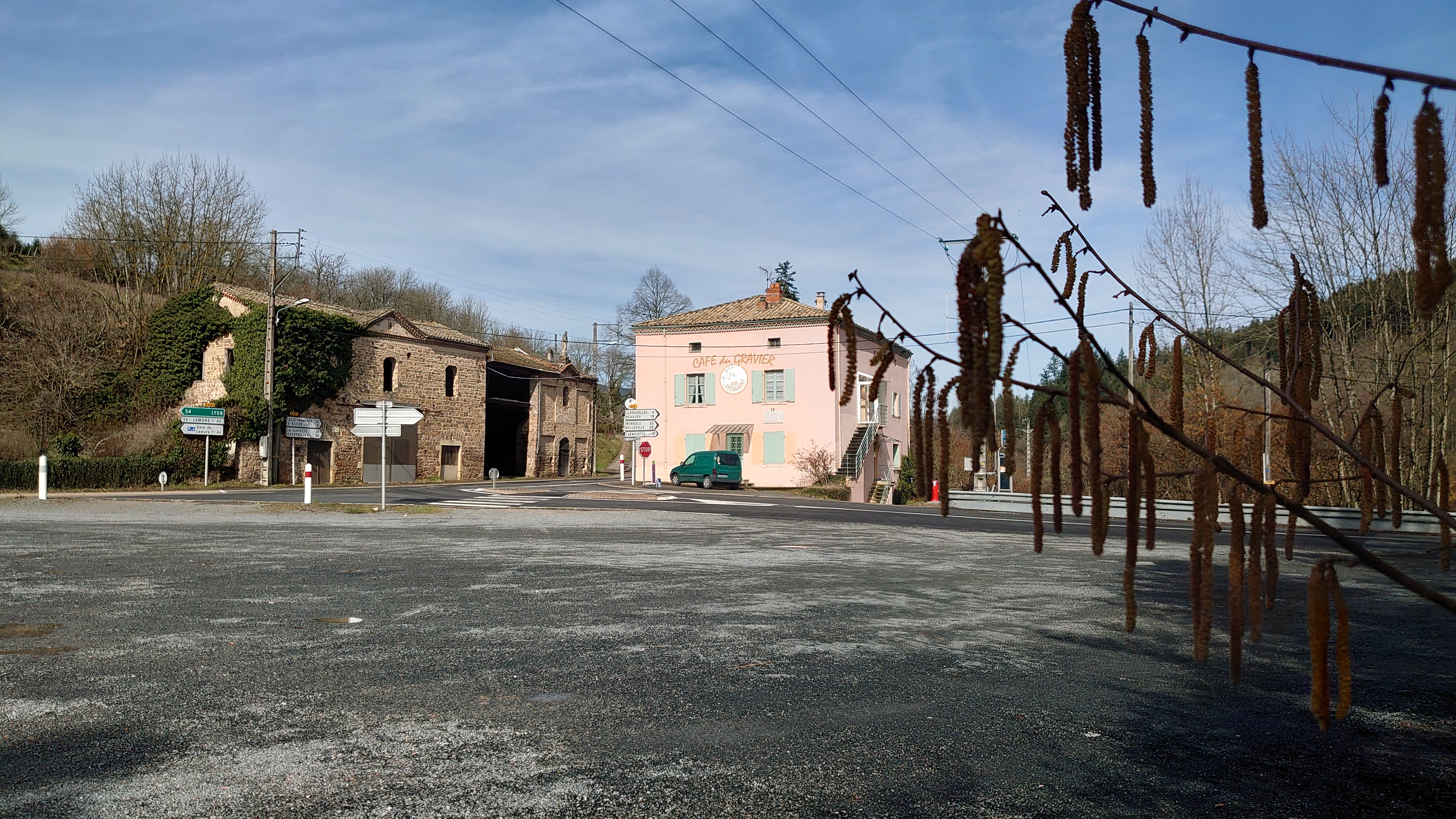 Affaire à reprendre et Ensemble immobilier commerce bar restaurant à vendre emplacement 1er ordre !
Découvrez cet ensemble immobilier exceptionnel situé à Saint-Nizier-d'Azergues, offrant un emplacement de 1er ordre et un fort potentiel. Cet ensemble comprend un Bar-Restaurant, une habitation, des terrains, des granges, parkings et bien plus encore.
Emplacement de choix dans un quartier dynamique et de passage
Licence IV en cours de validité à négocier en supplément.