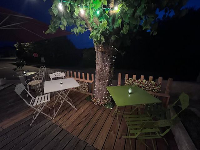 Titre : Cession fonds de commerce multi-activités + Logement au pied du Morvan (71)
Prix de vente : 34 900 €

Loyer du commerce : 250 € HT / mois

Logement de fonction : Indissociable du commerce (détails sur demande)

Secteur : Proche Autun & Chalon-sur-Saône | À 1h30 de Dijon

Activités : Restaurant / Bar / Épicerie de village / Dépôt de pain (tous les jours) & journaux (dimanche)

Le Cadre & L’Emplacement
Saisissez l'opportunité de reprendre un commerce convivial au cœur d’un village dynamique au pied du Morvan. Implanté dans un cadre magnifique au bord de la rivière Arroux, cet établissement associe activité clé en main et cadre naturel privilégié.

Inclus : Logement au 1er Étage (Indissociable)
Bénéficiez de la possibilité de vivre directement sur votre lieu de travail grâce à l'appartement privatif situé juste au-dessus :

Appartement au 1er étage comprenant 2 chambres.

Idéal pour s'installer immédiatement sur place sans logistique complexe.

Des Équipements Professionnels Complets
Cuisine entièrement équipée pour une exploitation immédiate :

Piano de cuisson professionnel.

Four vapeur performant.

Matériel complet et fonctionnel pour la partie restaurant et épicerie.

Une Clientèle Fidèle et Un Village Dynamique
Vie locale animée : Présence d'une école maternelle et primaire dans le village, renforcée en septembre par l'ouverture d'une Maison d'Assistants Maternels (MAM), garantissant un flux quotidien de familles.

Services de proximité :

Dépôt de pain quotidien.

Dépôt de journaux le dimanche, assurant un passage régulier et des ventes additionnelles.

Activité pérenne : Clientèle locale fidèle et attachée à ce lieu de vie central.

Des Conditions d'Installation Idéales
Loyer commercial très bas : Seulement 250 € HT par mois pour la partie pro, parfait pour maîtriser ses charges fixes.

Accompagnement assuré : Transmission en douceur avec 1 mois d'accompagnement par le cédant pour la prise en main et la présentation à la clientèle.

📩 Contact & Informations :

Frédérique DESCLOUX

📧 Email : lerelaisdelagourgeoise71190laizy@orange.fr

(Contactez-moi par email pour recevoir le dossier complet ou organiser une visite)