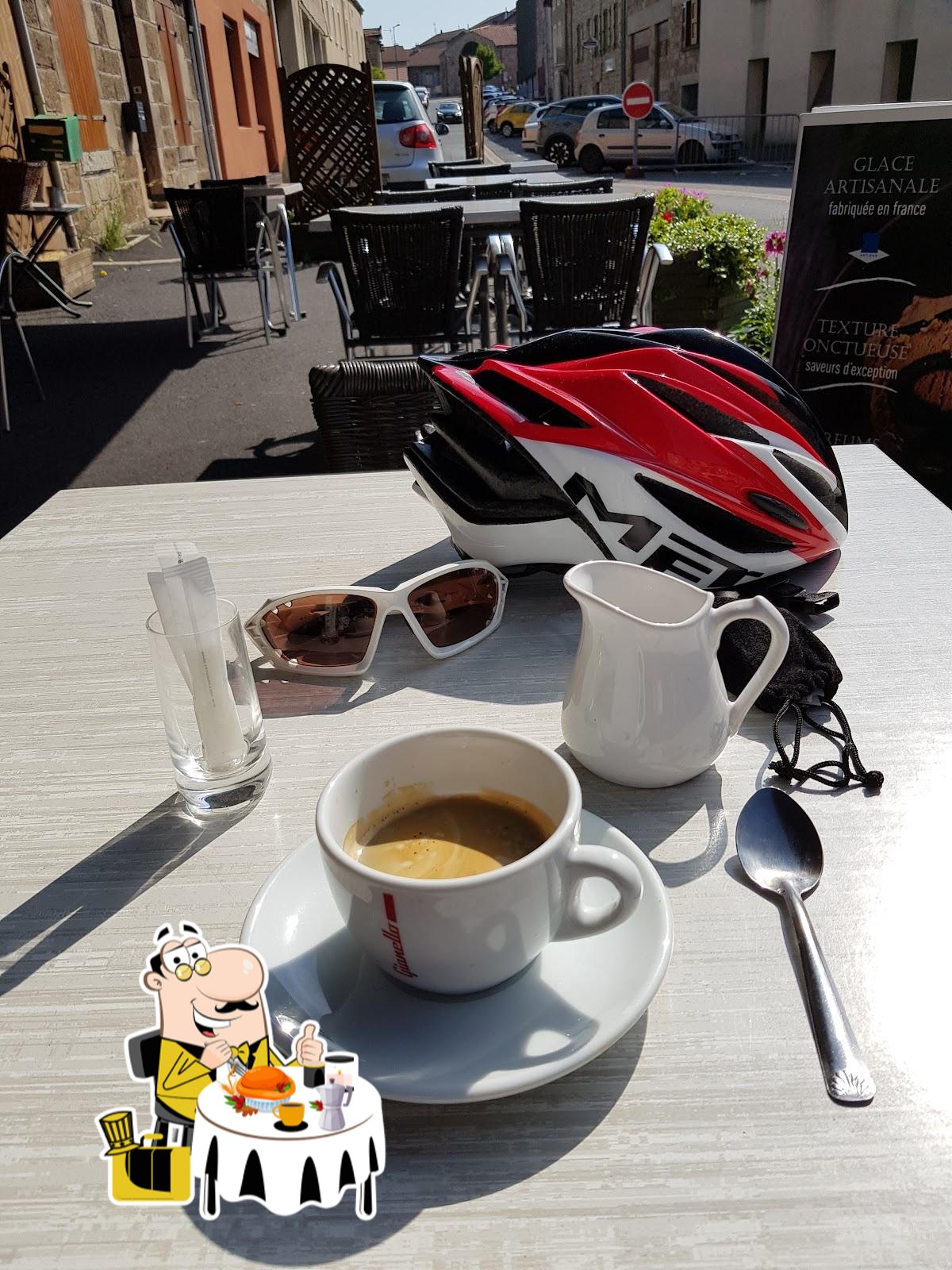 Amoureux de la vie de village et des belles affaires, cette opportunité est faite pour vous !

Situé en plein centre-bourg d’un charmant village de Haute-Loire, ce bar-restaurant de campagne séduit par son ambiance rustique et son mobilier de qualité. L’équipement de cuisine, récent (moins de 10 ans), permet de travailler dans les meilleures conditions.

Une clientèle fidèle est au rendez-vous, avec encore de belles perspectives de développement, notamment sur l’activité événementielle.

Idéal pour un couple en première installation, ce lieu offre un cadre de vie paisible et convivial, propice à un beau projet de vie.