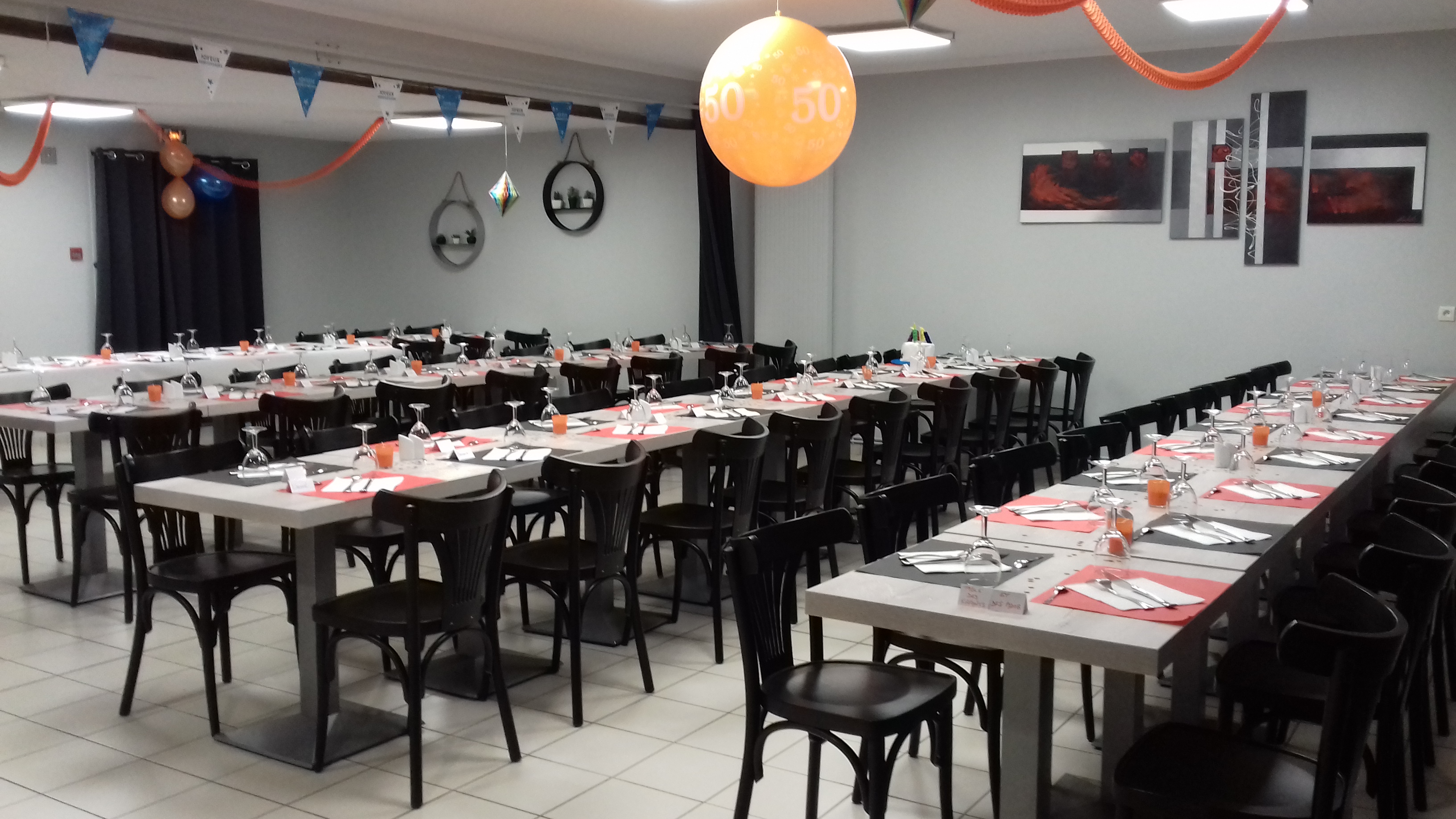 A vendre fonds de commerce Restaurant - bar - tabac - multicommerces
idéalement situé en plein coeur du village.
Etablissement d'environ 200 M2 avec une grande salle de restaurant de 60 couverts, d'une terrasse extérieure bien exposée de 35 couverts et d'un bar d'une vingtaine de places assises ainsi qu'un parking devant et sur le côté.
L'établissement est ouvert du lundi au samedi ; le restaurant uniquement le midi du lundi au vendredi et sur réservation les week-end pour des évènements.
Affaire avec un beau potentiel de développement.
Logement à l'étage avec terrasse + terrain et terrasse privative en rdc.