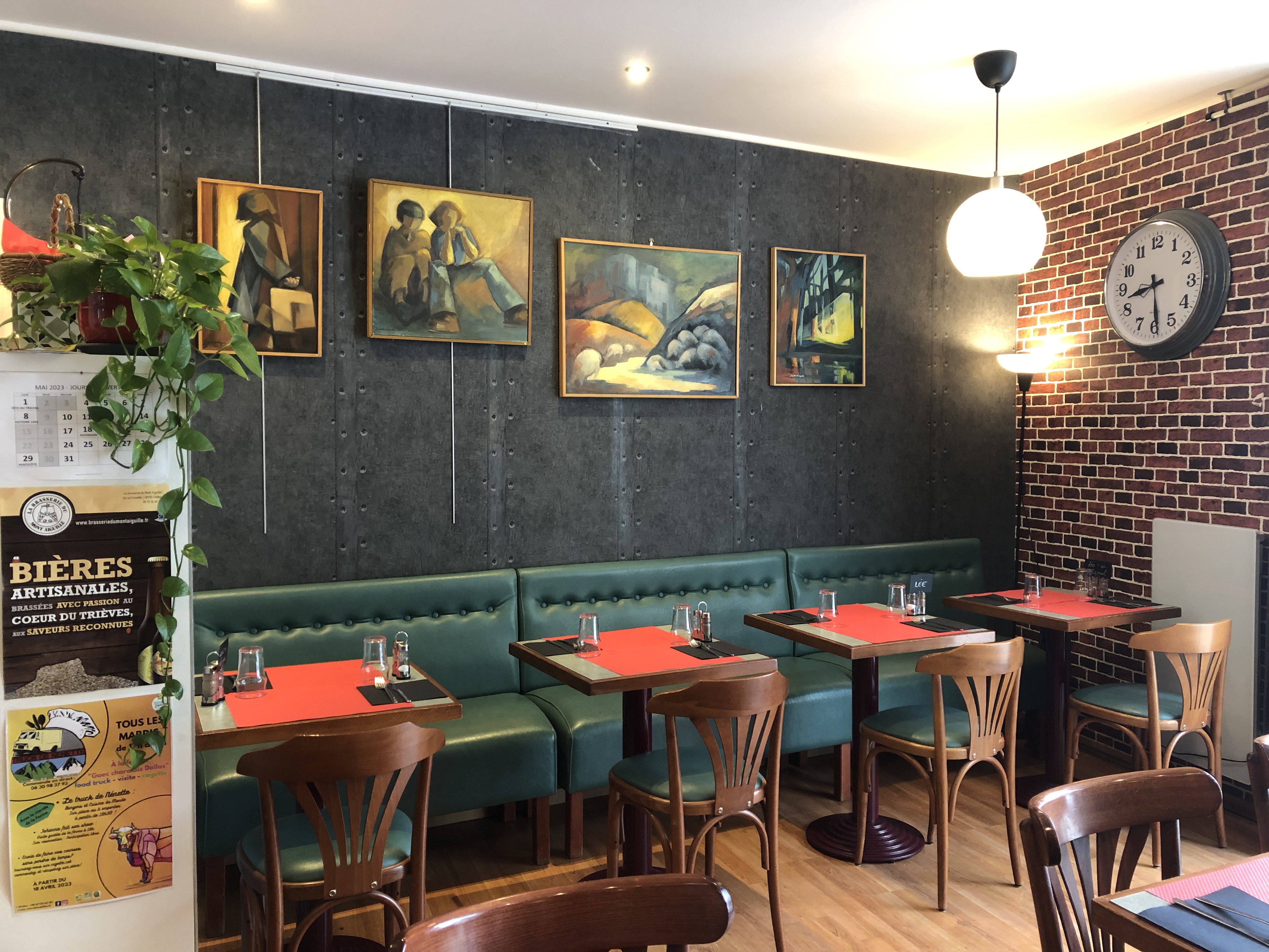 🍽 VOUS AVEZ UN PROJET DE RESTAURATION TRADITIONNELLE, DE SNACK, PIZZA, OU AUTRE CHOSE ENCORE ? C'est le moment de vous décider : bientôt il sera trop tard pour commencer la saison ! Oui, bien sûr, ce restaurant fonctionne actuellement toute l'année, mais quoi de mieux que de commencer à la belle saison, lorsque les touristes de montagne, les campeurs du Lac du Sautet, les amateurs de voile, les amoureux de Via Ferrata et les visiteurs de ND-de-la-Salette sont là ? 

Marre de la ville, de la pollution, des transports ? Venez vivre au rythme de la montagne, dans un joli cadre à dimension humaine.  PRIX PLUS QUE RAISONNABLE POUR CE FONDS DE COMMERCE qui marche bien (même notre comptable nous dit que notre prix de vente est très bas), mais nous, ce que l'on veut, c'est que ce lieu continue de vivre après notre départ en retraite. Alors n'hésitez plus !

LOCALISATION
Le restaurant est situé dans un village sur la route Napoléon (très fréquentée) entre Gap et Grenoble, à la limite de l'Isère et des Hautes-Alpes (d'où l'annonce dans les deux départements), au pied des Écrins, à 3km du lac du Sautet, 14km de la Salette (2e lieu de pèlerinage en France), proche du Valgaudemar, du Champsaur et des stations de ski du Dévoluy ou d'Orcière-Merlette.
Corps est un village toutes commodités : commerces, école, maison médicale, pharmacie, agence postale, cinéma itinérant, nombreuses associations.

LE RESTAURANT
- Une salle pouvant accueillir 24 convives (32 m²), avec une petite terrasse pouvant recevoir 4 couverts supplémentaires.
- Une cuisine équipée et d'un coin bar (14 m2). Elle permet aujourd'hui de servir 24 couverts en salle (cuisine traditionnelle) et 40 à 50 plats si c'est à emporter. Bien davantage si vous faites une restauration de type snack ou pizza.
-  Un cabinet de toilettes avec lave-mains et WC indépendant (4 m²).
- Une réserve aménagée en sous-sol (30 m²), accessible depuis le restaurant par un escalier, et possédant une entrée spécifique donnant sur la rue pour les livraisons. 

CLIENTÈLE
Répartie également entre clientèle de passage et clientèle locale.

LA VENTE DU FONDS DE COMMERCE COMPREND :
- Le droit au bail 3/6/9 qui court jusque fin septembre 2030.
- La licence III.
- La clientèle et son carnet d’adresses (1400 contacts en 2025).
- Le matériel de cuisine et le mobilier.
- Le site Internet, la plateforme de réservation en ligne, la page FB.
- Son enseigne.
- Pas de salarié à reprendre.

CHIFFRES : ÇA MARCHE !
- CA : 163 000 € en 2023, établissement fermé en 2024, 106 500 € en 2025 car reprise avec petit rythme dû à nos grands âges 😉
- Loyer : 794 € / mois
- Taxe foncière annuelle : 547 €

DÉVELOPPEMENTS POSSIBLES
Nous avons exploité ce restaurant avec la capacité de nos âges (57 et 66 ans) c'est à dire à notre petit rythme. L’activité peut évoluer vers une extension des horaires d’ouverture ou vers un autre type d’offres :
- Développement des plages horaires (ouverture tous les midis, ouverture midi et soir en période estivale.)
- Développement de la vente à emporter qui aujourd’hui ne constitue qu’une toute petite part ou d’une restauration rapide avec des produits de qualité (sandwichs, salades, pizzas...).
- Développement de la limonaderie ou salon de thé ou petits déjeuners.
- Développement d’un dépôt de pain ? (Le village n’a plus de boulangerie depuis septembre 2025).
- Étudier la possibilité de monter une terrasse provisoire de l’autre côté de la route pour la période estivale (voir avec la mairie, on nous l'avait proposé l'an passé).

Y A PLUS QU'À !
Immédiatement opérationnel ! Ouvrez demain et le restaurant se remplit ! C'est à vous maintenant !

Florence et Jean-Marie.