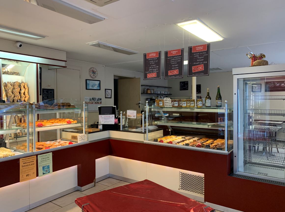 Boulangerie Pâtisserie "Les Délices d'Antan" à vendre dans la commune de Mirambeau 17150.
Grand magasin avec salon de thé et grande terrasse extérieure.
Elle est en vente à 170 000€ + la reprise du crédit du four installé en novembre 2020.
Pour plus de renseignements n'hésiter pas à nous contacter.
