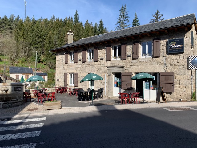 Dans un village exceptionnel qui a perdu quasiment tous ses commerces, petit fils de Gustou né au village, j’ai recréé une âme de convivialité et de rencontres pour ses habitants et communes environnantes.
Ce lieu est né maintenant il y a 6 ans, Bar avec Licence IV, Restaurant/pizza avec 45 places assises + Terrasse et ses 4 chambres d’hôtes sous le nom « CHEZ GUSTOU »

Au Rez-de-chaussée vous trouverez une salle de restaurant avec son bar pour une surface de plus de 85 m2, une Cuisine et sa plonge complètement équipée pour 38 m2, des grandes toilettes (H & F séparés) aux normes PMR.
A l’étage 4 grandes chambres (de 16 à 19 m2) avec chacune sa SdB et ses WC, lingerie et rangements.
Et au sous-sol (125 m2), une réserve, des caves voutées et un garage qui peut accueillir les motards pour une ou plusieurs soirées et avec nuitées en toute tranquillité.
Le tout pour une surface de 340 m2 qui a été rénové en totalité en 2019 pour avoir un établissement moderne et complètement aux normes d’exploitation en vigueur.

Etant à la retraite maintenant, je souhaite céder cet établissement, Murs et Fonds pour re dynamiser toutes les activités attendues par la population (Restauration, Pizza, Déjeuner à thème, Bar avec ses assiettes de charcuterie/fromage locaux, hébergement pour les motards, pécheurs, chasseurs et touristes cherchant la vraie nature …).

Idéalement placé sur la route entre Mende et Saint Chely d’Apcher, le village est accessible à 12 mn de l’A75. 
Aujourd’hui l’établissement attend le repreneur qui viendra s’installer dans ce merveilleux village pour le faire revivre.