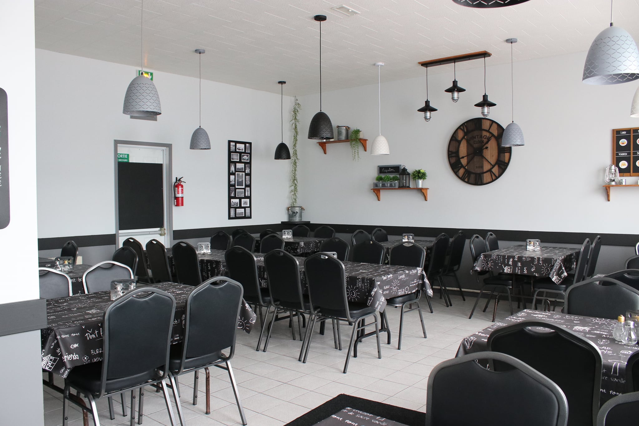 A vendre à Miquelon-Langlade
Le « Snack-bar à Choix »
Bâtiment de 294 m2 tout équipé comprenant :
Le restaurant :
-Salle environ 50 couverts et plus.
-Cuisine entièrement équipée.
-Pièce plonge et bar.
-Pièce desserts et pause.
-une grande pièce pour le stock.
Un appartement tout équipé.
-Cuisine salle à manger
-Salon
-2 chambres
-salle de bain
-entrée.
Ce bâtiment est positionné sur 2 rues et situé en plein centre du village.
Au 3 rue Victor Briand pour l’appartement.
Au 2 rue Sourdeval pour le restaurant.
Visite sur demande par mail ou téléphone.
Pas sérieux s’abstenir.
contact :
Mail : snack-barachoix@cheznoo.net
tel  : 05 08 55 60 08