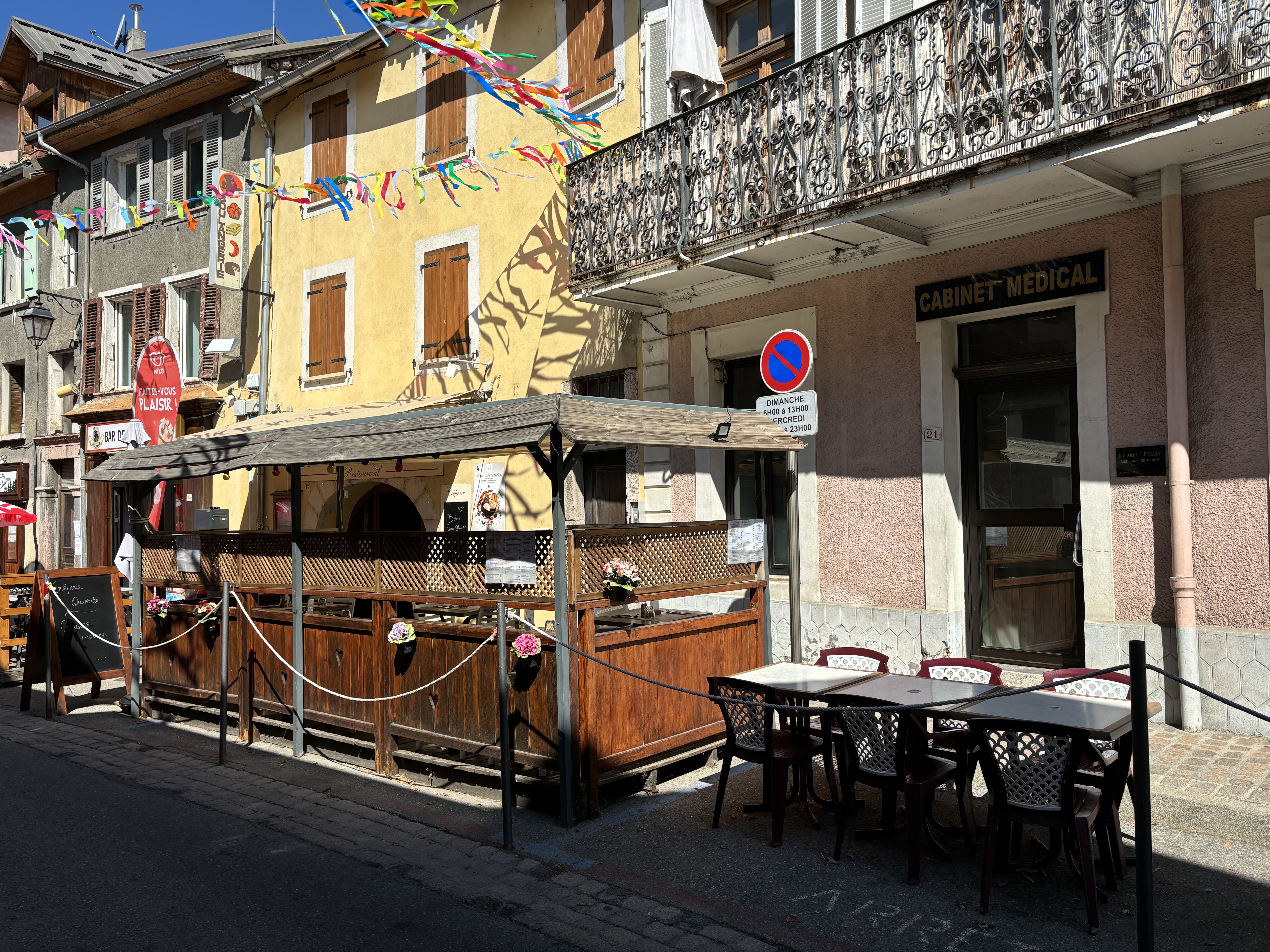 Dans le joli « village étape » de Chorges, situé dans les Hautes-Alpes aux bords du lac de Serre-Ponçon, à 10 kms de Gap, nous vendons le fonds de commerce de crêperie-restauration. 
Région touristique grâce au lac de Serre-Ponçon et la proximité des stations de ski 
 Ouvert à l’année avec une belle clientèle locale venant de Gap à Embrun.
Le restaurant est situé dans une ancienne écurie de 67 m² au cœur de la ville ce qui en fait un lieu de rencontre agréable.
Capacité : 34 places intérieures minimum et 26 places en terrasse extérieure (du 15 avril au 15 octobre) 
Accompagnement possible
Possibilité de logement à 10 kms sur les premiers mois.