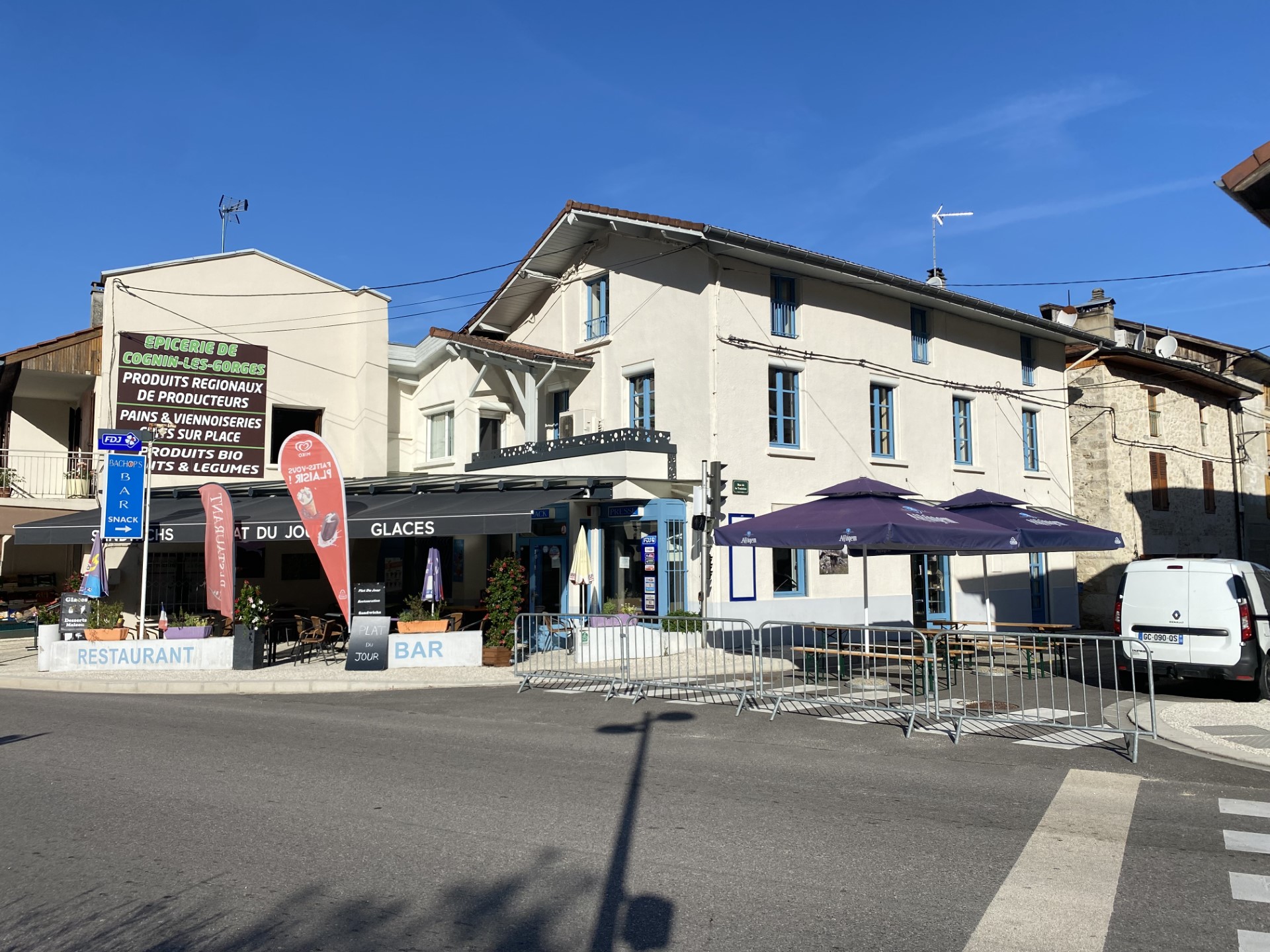RESTAURANT/BAR à vendre, situé au pied du Vercors (Gorges du Nan), à 30 min de Grenoble et 30 min de Valence.

Fonds de commerce : restaurant composé d'une salle (30 couverts).  La cuisine est lumineuse et elle est équipée de matériels récents et performants.
Bar : équipé, avec Licence IV et sans aucun contrat.
Clientèle locales, ouvrière et touristique (vélos, motos, randonneurs, canyoning,..)
Terrasse recevant jusqu'à une trentaine de couverts.
Grand parking à proximité.
Possibilité de reprendre la société clefs en mains.

Appartement de type T5  au dessus du restaurant (possibilité de location ou d'achat).

Si vous êtes intéressé(e) ou souhaitez plus d’informations ainsi que des photos, n’hésitez pas à nous contacter par téléphone ou par email.