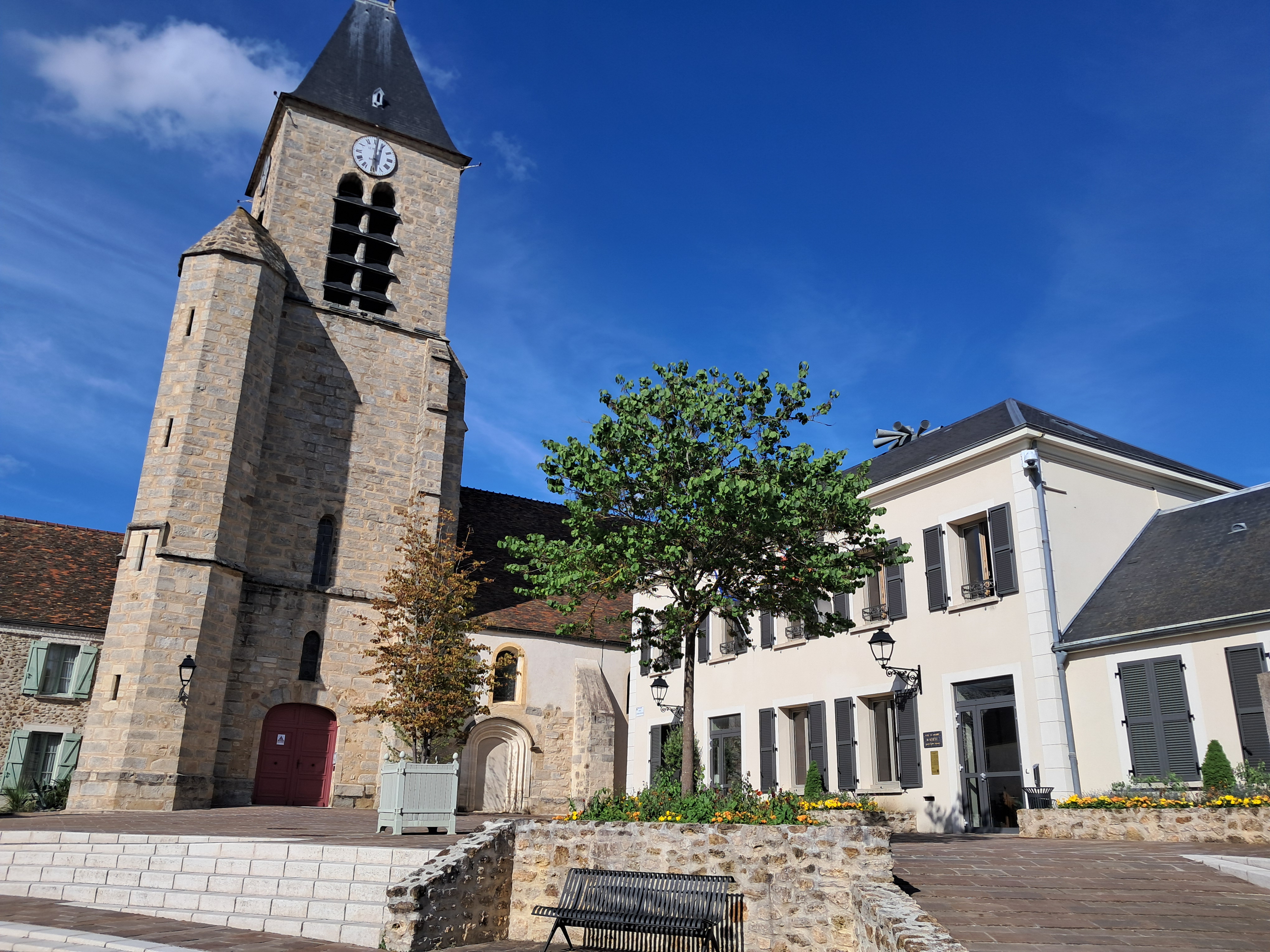 VERT-LE-GRAND, village rural de l'Essonne de 2400 habitants, situé à 35kms au sud de Paris cherche à installer un primeur, un fleuriste, un fromager ou encore un caviste dans un local commercial communal.

Ce local est idéalement situé au coeur du village à proximité immédiate de la Mairie.
Local commercial de 21m² au rez-de-chaussée.

Conditions financières avantageuses.

Local disponible au 1er août 2026.