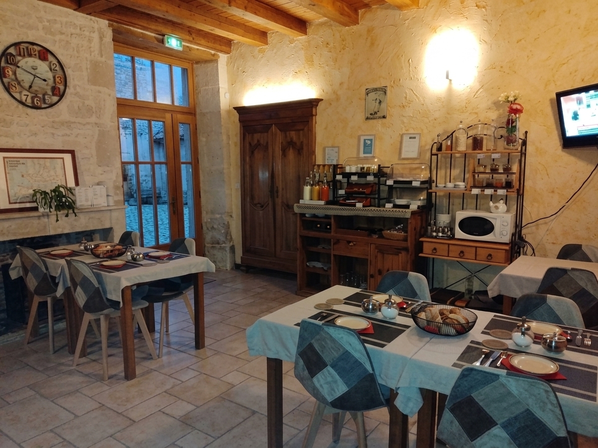 A VENDRE : Murs et Fonds – Hôtel *** de charme pierre et bois (10 ch.) dans une bâtisse de 3 siècles.
Prix Global : 860 000 € (Murs : 695 000 € / Fonds : 165 000 €) indissociable
Idéal pour un couple d'exploitants ou des professionnels de l’hôtellerie-restauration souhaitant déployer le plein potentiel des lieux :

	Emplacement Premium : Situé à Alunay (17) sur le chemin de Saint-Jacques de Compostelle (flux constant de randonneurs, touristes et professionnels).
	Avantage Fiscal : Zone ZRR (France Ruralités Plus) offrant des exonérations d'impôts, URSSAF salariés, taxe foncière sur les 5 premières années.
	Outil de Travail Clé en Main : Hôtel- restaurant de 10 chambres chaleureuses, Bar avec Licence IV (actuellement pour clients de l’hôtel uniquement), restauration avec cuisine opérationnelle (actuellement exploitée en table d'hôtes ).
	Excellente Réputation : Noté 4,5/5 sur Google et 8,8/10 sur Booking, salué pour son accueil, son calme et sa propreté.
Potentiel de Croissance : Développement du bar Licence IV avec ouverture au public extérieur et transformation de la table d'hôtes en véritable restaurant (marge brute de 80 %).
Affaire saine exploitée depuis 8 ans. 
	Appartement de fonction de 70m² type T3 avec deux chambres

PROTOCOLE DE VENTE : AGENCE IMMOBILIERE S’ABSTENIR
Chiffres et dossier financier confidentiel transmis uniquement après validation de votre capacité d'apport (25 à 30%), et visite préalable obligatoire (signature d’un accord de confidentialité).

CONTACT : Pour un premier échange, contactez nous sur la messagerie ( hoteldudonjon@outlook.fr ) en présentant brièvement votre profil professionnel et votre situation.