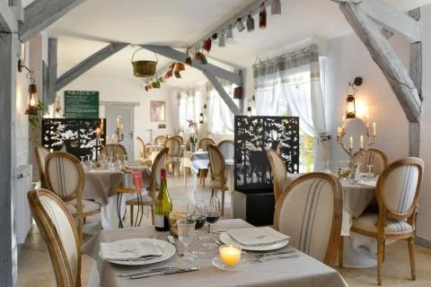 Hôtel-Restaurant 3★ Logis en Sologne – Murs et Fonds Indissociables

À vendre, hôtel-restaurant 3 étoiles classé, affilié Logis, bénéficiant d’un emplacement exceptionnel au cœur d’une des zones touristiques les plus dynamiques du Centre-Val de Loire.

L’établissement dispose de 13 chambres classées et d’un restaurant reconnu, exploités avec succès depuis de nombreuses années.

Points forts :

* Chiffre d’affaires supérieur à 700 000 € HT.
* Murs et fonds indissociables : 600 000 €.
* Situation géographique privilégiée à proximité immédiate du ZooParc de Beauval, des châteaux de Chambord, Cheverny et du cœur de la Sologne.
* Activité en progression constante avec une clientèle touristique, professionnelle et locale fidélisée.
* Équipe expérimentée en place depuis de nombreuses années (reprise du personnel possible selon le projet du repreneur).
* Établissement aux normes, exploitable immédiatement.
* Absence de concurrence directe sur le secteur.
* Importantes possibilités d’agrandissement et de développement : hébergements complémentaires, espace événementiel, guinguette, activités de loisirs ou prestations haut de gamme.
* Grand potentiel de valorisation grâce à un foncier permettant d’envisager de nouvelles capacités d’accueil.

Cette affaire offre également une qualité de vie rare : environnement naturel préservé, cadre de travail agréable, clientèle fidèle et activité déjà structurée permettant une prise en main sereine.

Dossier complet et informations complémentaires sur demande après premier contact.