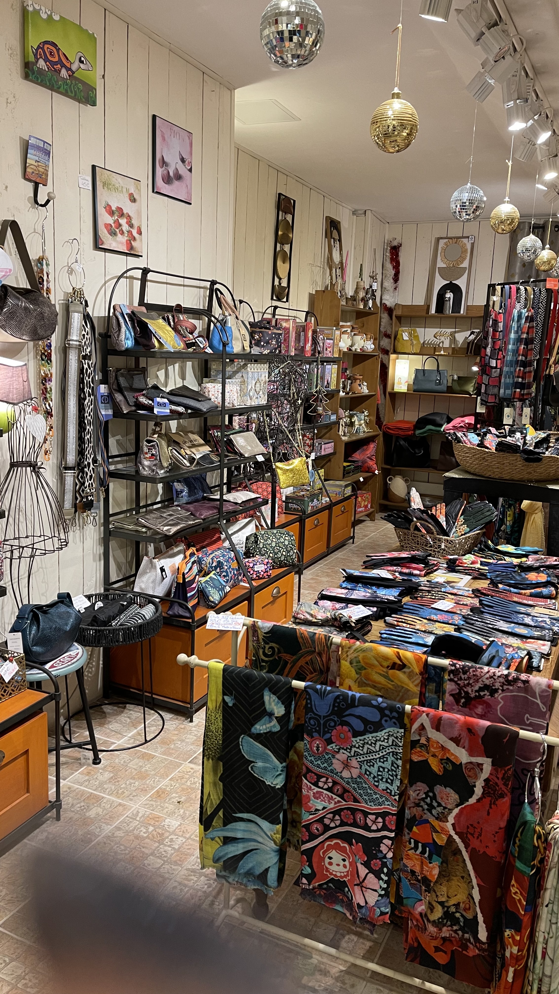 Magasin avec 20 ans d’ancienneté réputé en ville pour sa capacité à précéder les tendances - Senteurs pour la maison, produits de beauté pour femmes et hommes, bijoux fantaisie, cadeaux originaux pour tous et pour toutes les bourses… une marque de sérieux bien installée localement. Magasin situé dans le cœur historique de la bastide dans une des rues commerçantes a priorité piétonne. Parking de proximité. Actuellement ouvert du mardi au samedi de 10h à 12h30 et de 15h à 19h.