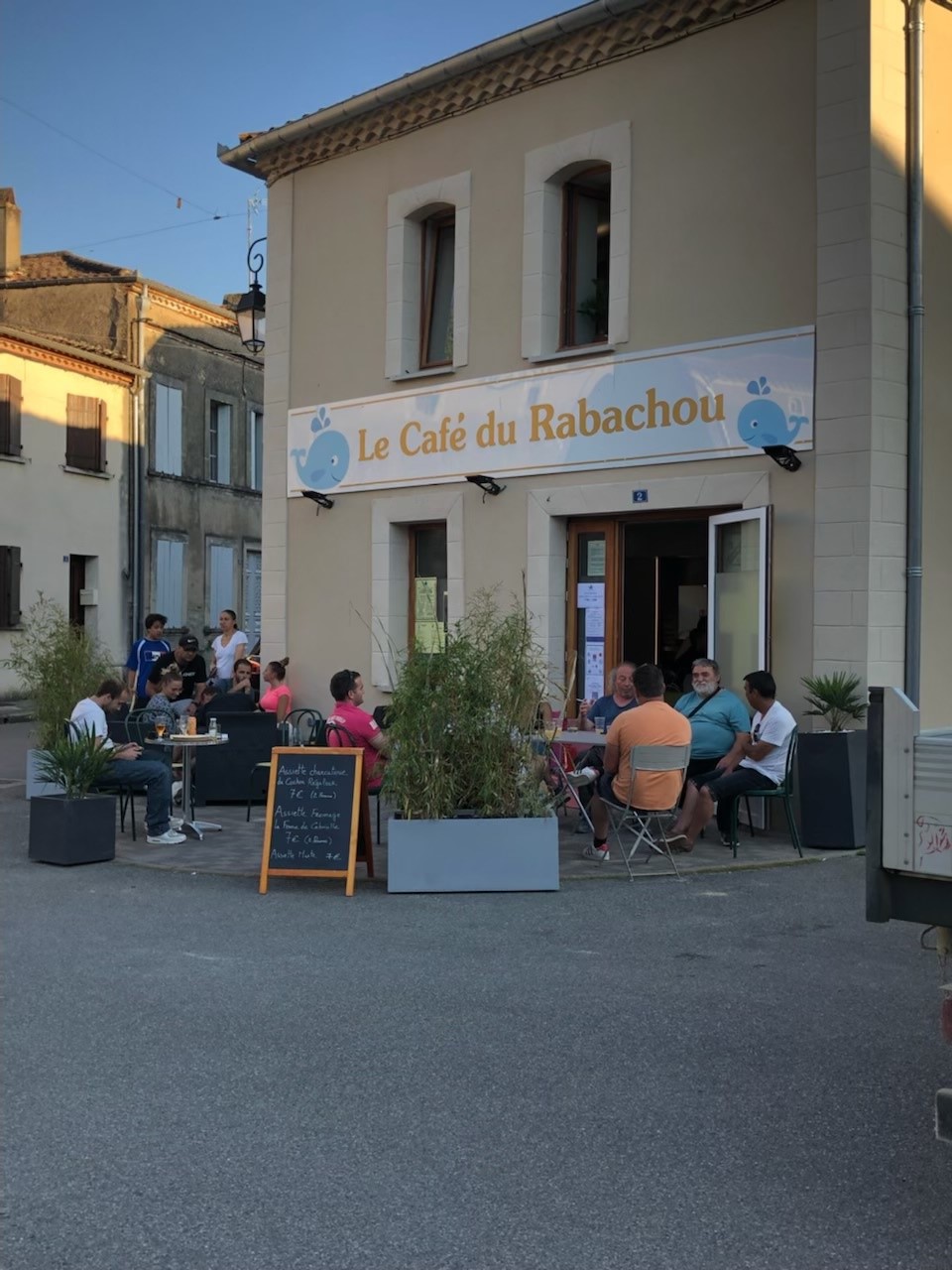 Une belle opportunité dans un charmant village en Haute Garonne à 30 km de Toulouse.
Location gérance d'un bar restaurant tout équipé et refait à neuf, licence IV, cuisine professionnelle, 110 m2 sur 2 niveaux, belle clientèle, disponible immédiatement ! Pas de reprise, un simple loyer à payer, à vous de constituer votre fond de commerce. Votre apport ? votre motivation, votre sérieux et un projet personnel !