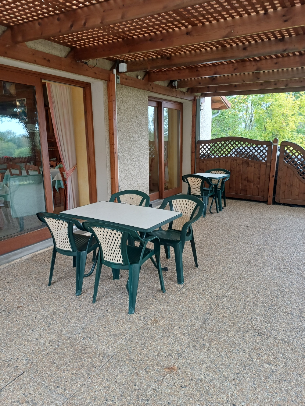 Au cœur d'un village, situé à 15 mn de BOURGOIN-JALLIEU, 10 mn de LA TOUR DU PIN dans un cadre champêtre, joli restaurant.
C'est établissement en parfait état d'une surface commercial de 160 M² au sol, avec un appartement de fonction à l'étage de 51 M², est en parfait état, peut accueillir environ 70 personnes dans la salle, une terrasse couverte d'environ 40 M² en extérieur. La cuisine est très bien équipée (Piano gaz, chambres réfrigérée, chauffe assiettes, etc......)
Un bar séparer, et une pièce à usage d'épicerie.
https://www.safti.fr/annonces/achat/fonds_de_commerce/bourgoin-jallieu-38300/1442776