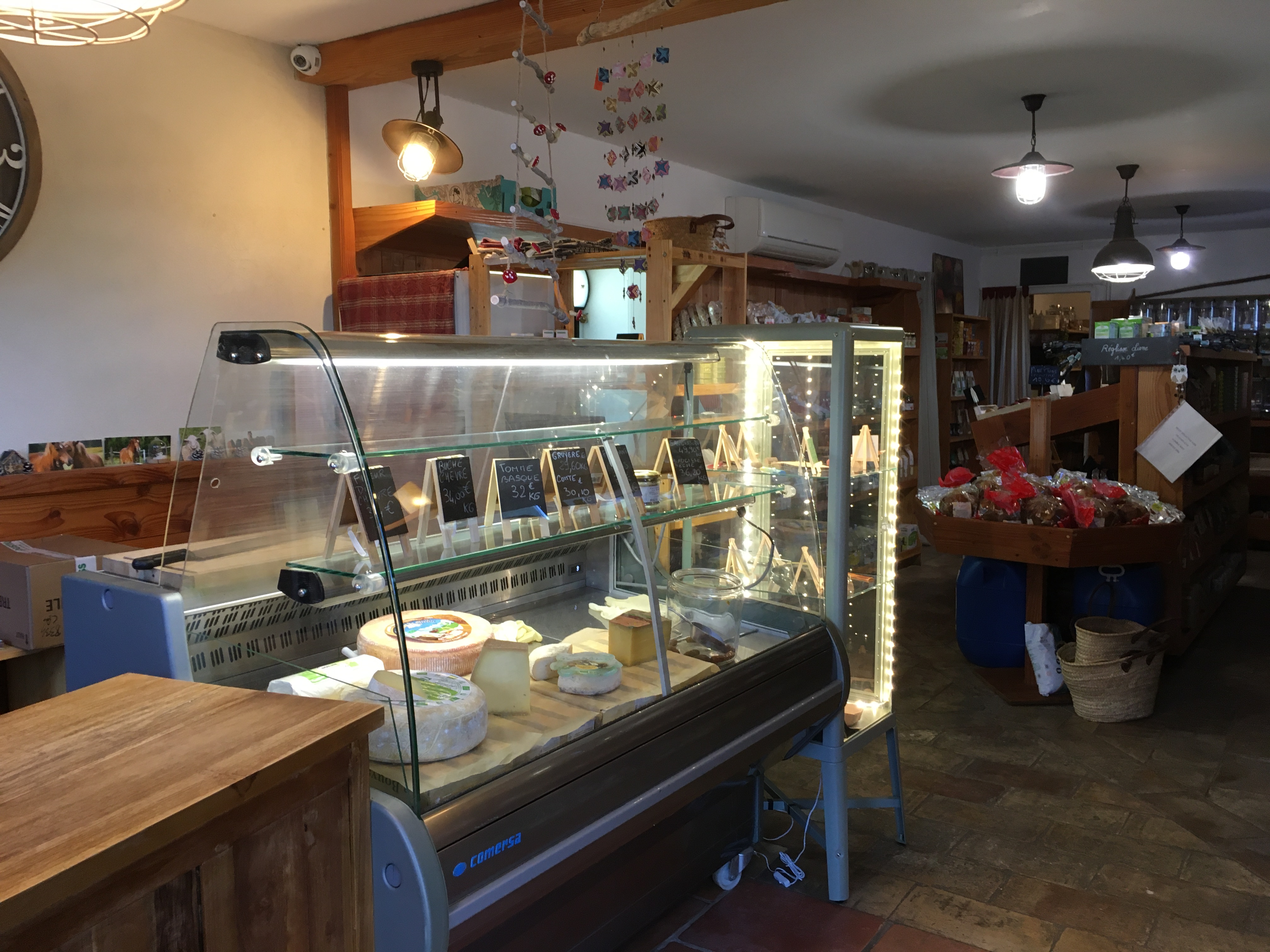 Épicerie Bio dans un environnement privilégié de Nature. Joli aménagement en bois. Relationnel exceptionnel avec une clientèle chaleureuse et fidèle.
Travail gratifiant et agréable. Fort potentiel de développement pour personne motivée et dynamique.
SURFACE : Magasin 70m2 Réserve : 10m2 Hangar : 70m2 avec portail coulissant 3X3 Mezzanine.
ÉQUIPEMENTS : Chambre froide 5m2 Climatisation Congélateur Armoire réfrigérée (récente) Banque de froid